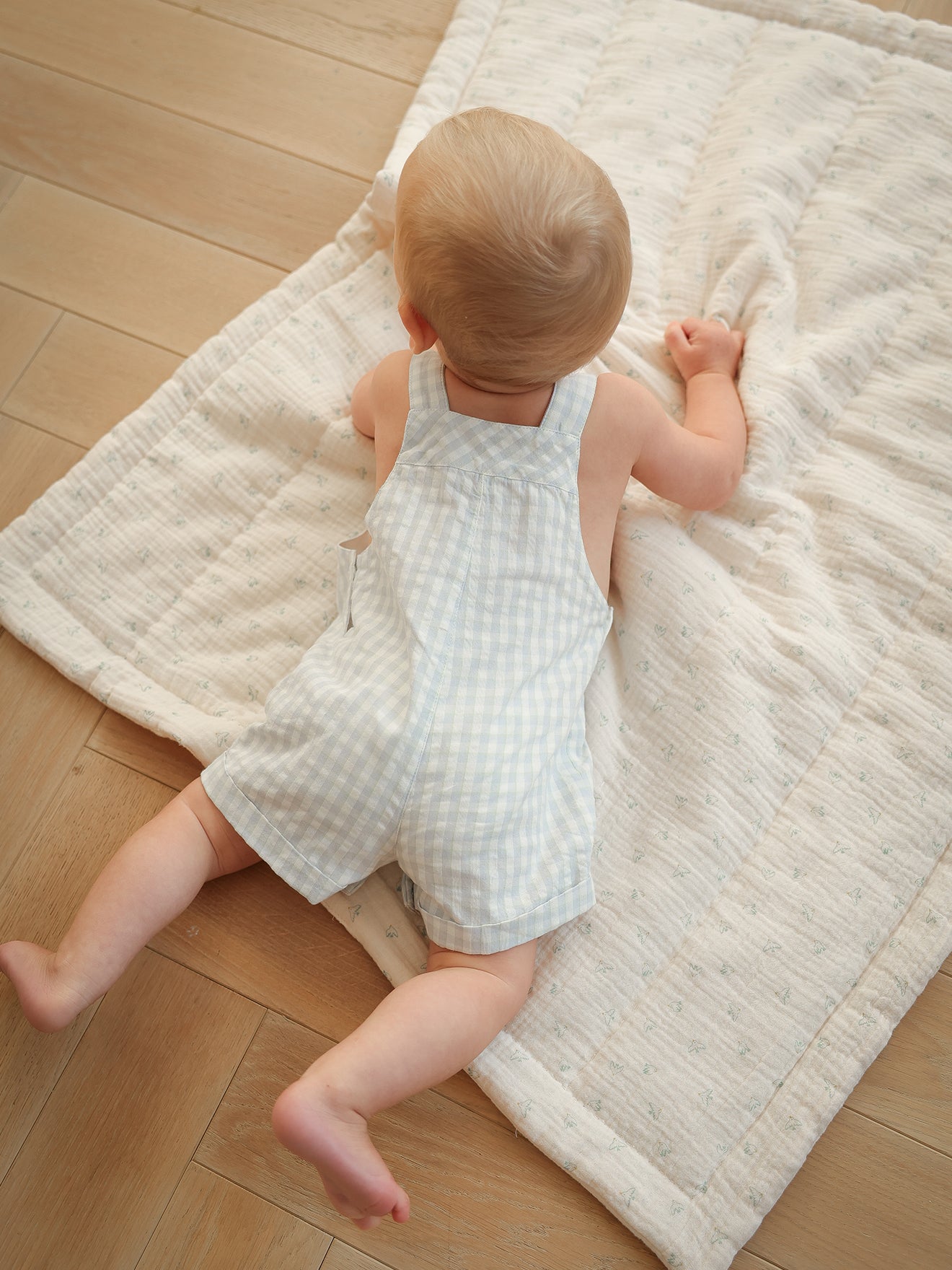 Baby-Latzshorts mit Vichy-Karos