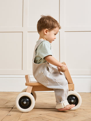 Baby-Latzhose mit Streifen – Kollektion « Hickory Stripes »