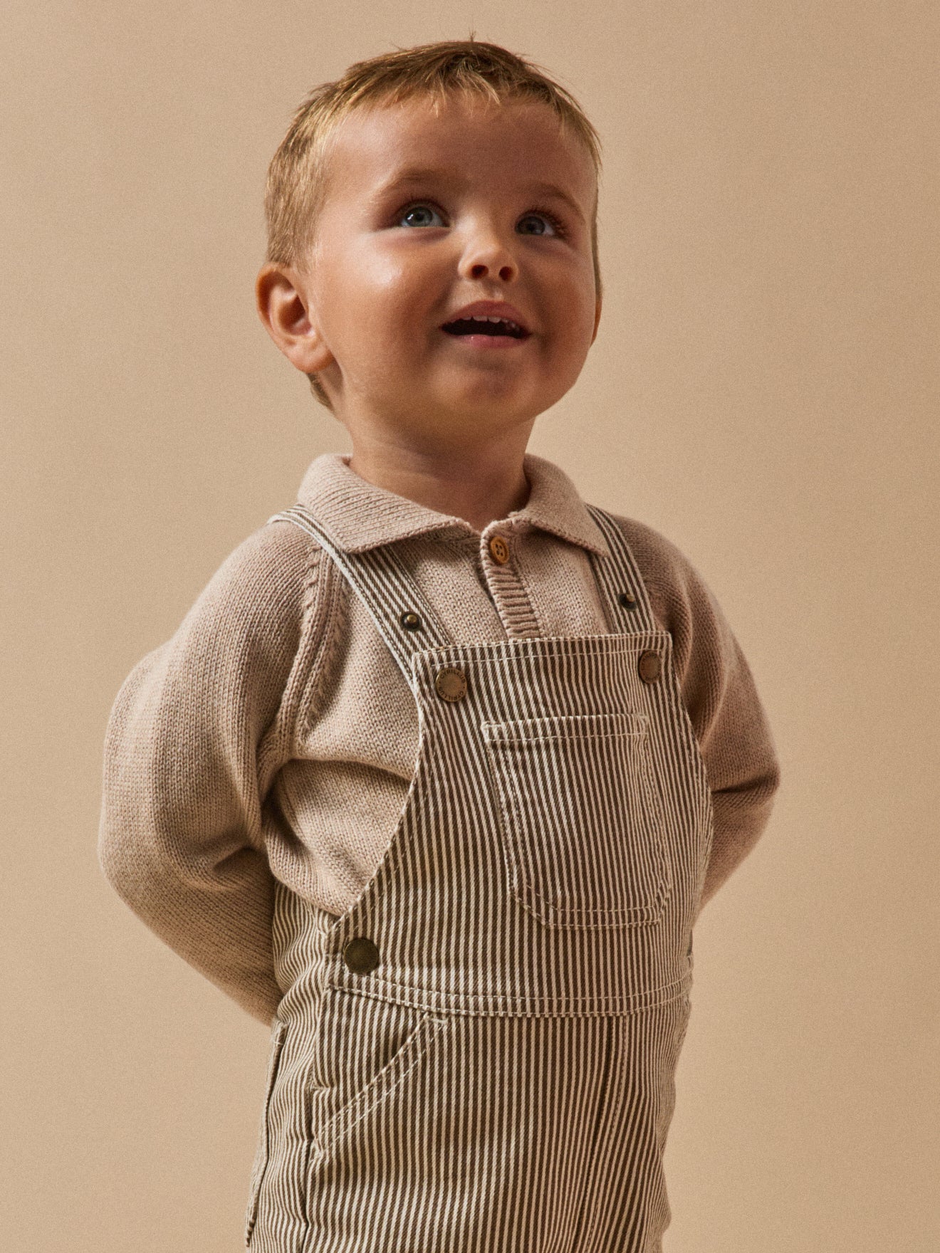 Baby-Latzhose mit Streifen – Kollektion « Hickory Stripes »