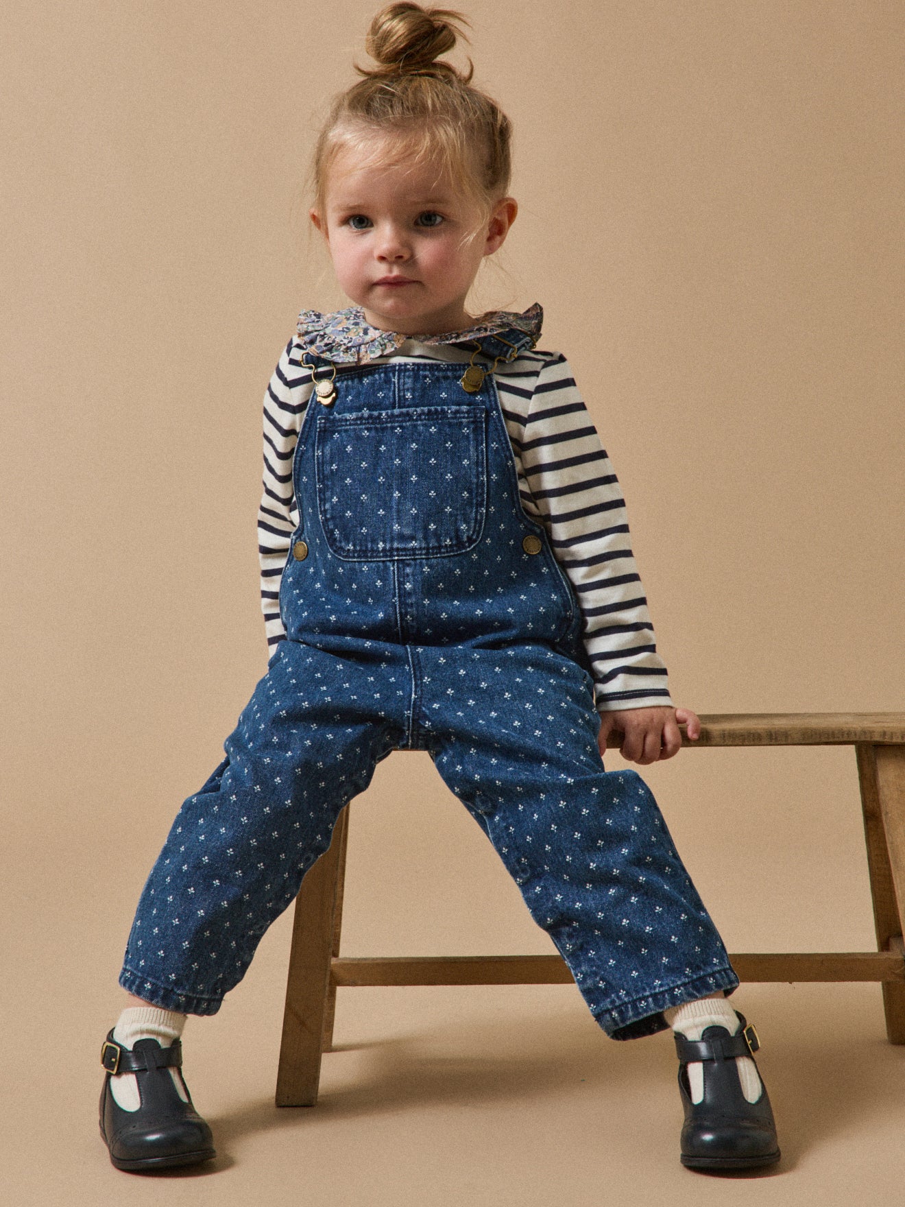 Baby-Latzhose aus Denim mit Allover-Print