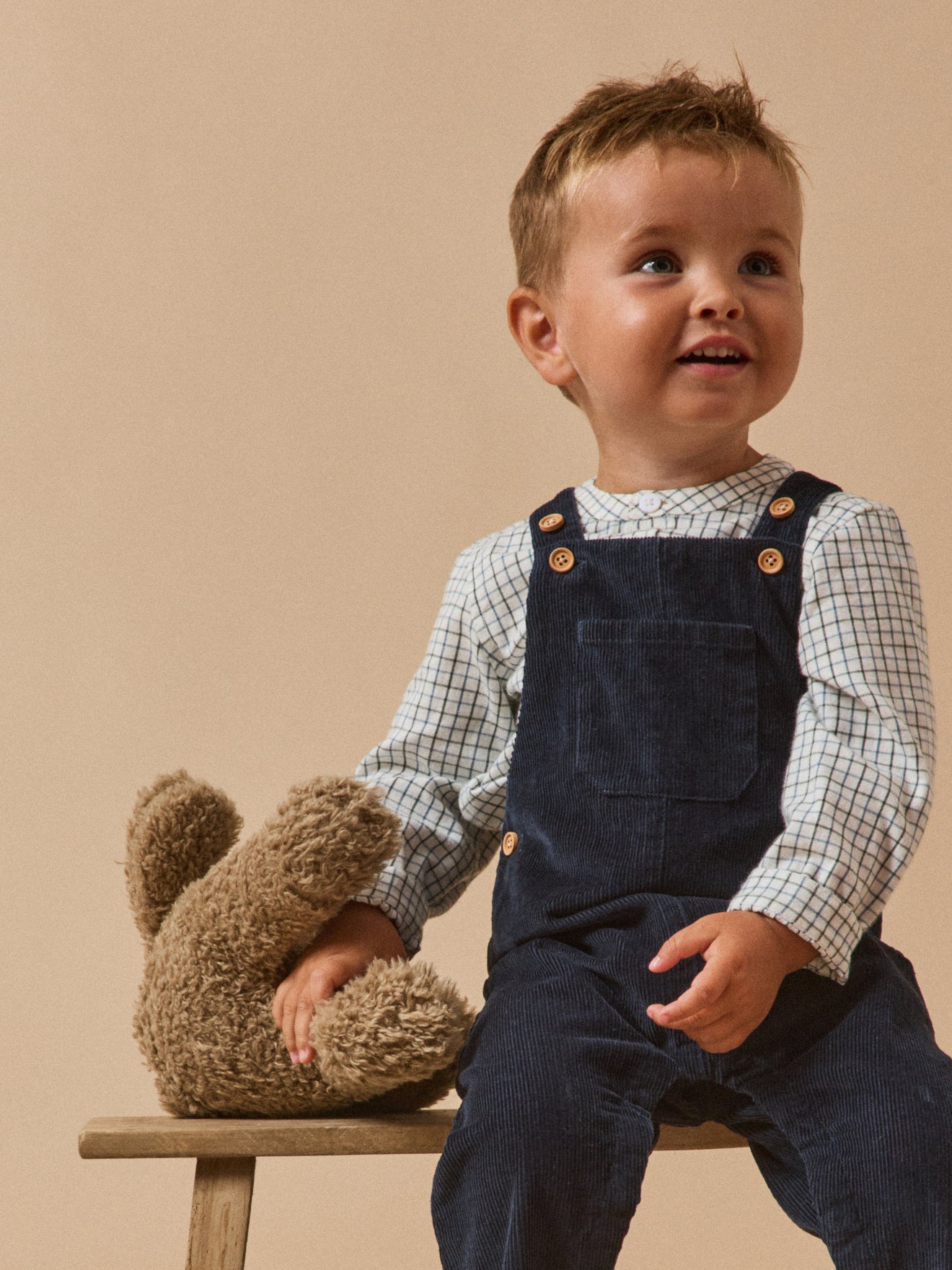 Baby-Latzhose aus Cordsamt