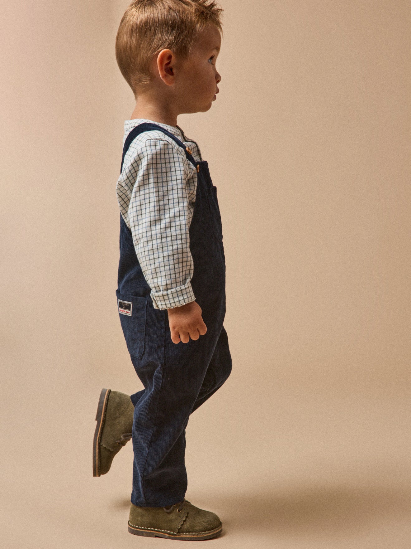 Baby-Latzhose aus Cordsamt