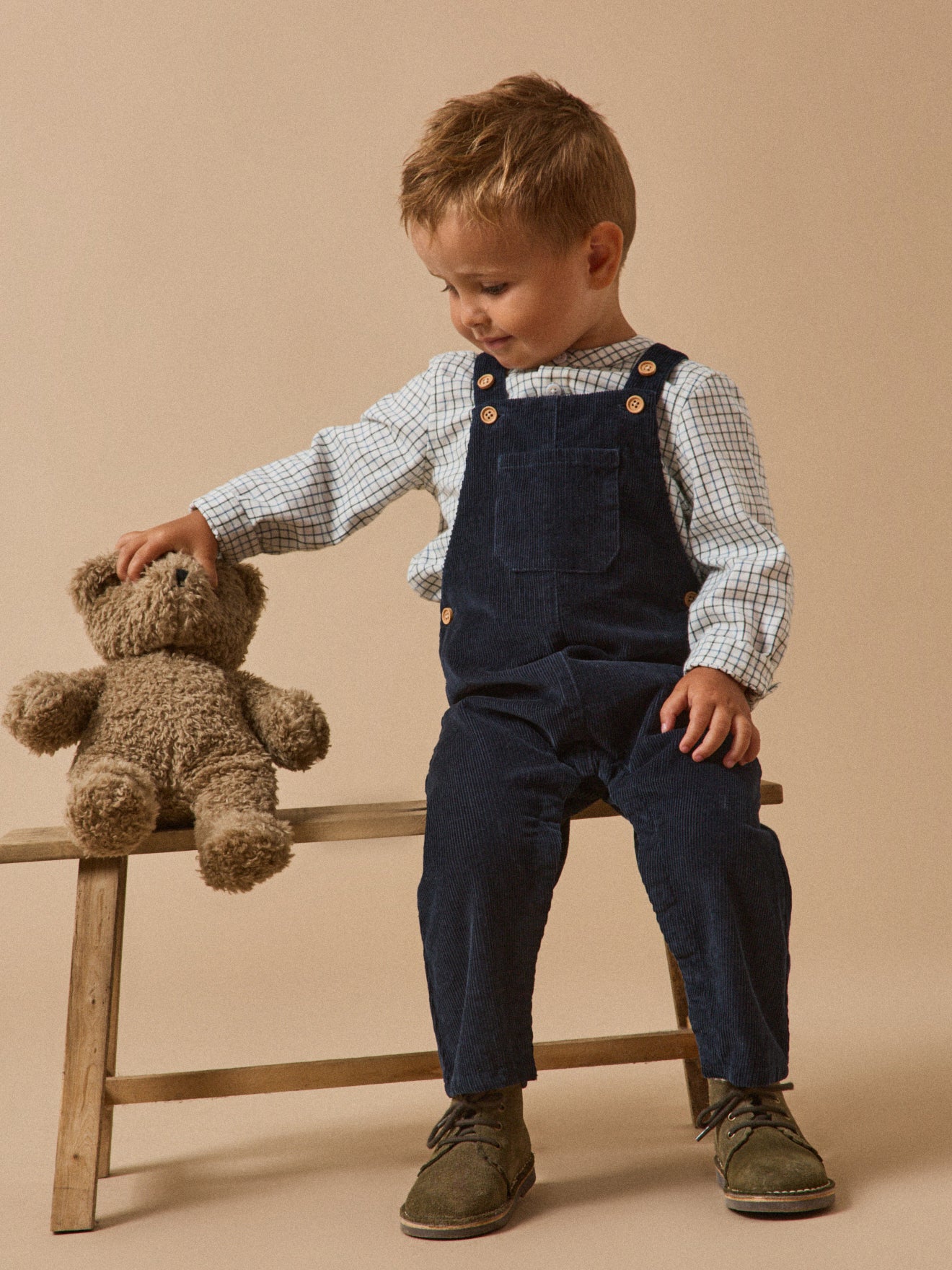 Baby-Latzhose aus Cordsamt