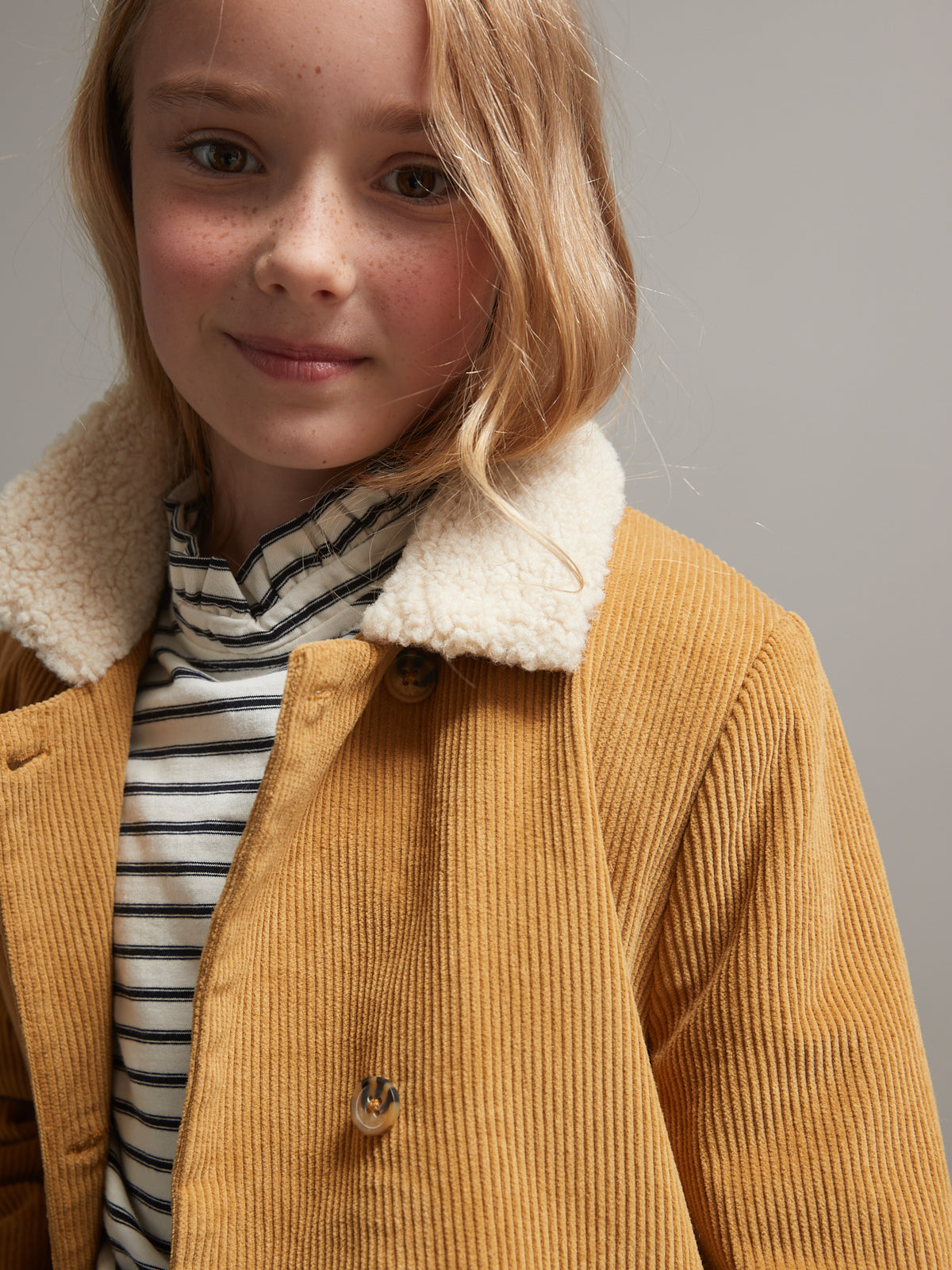 Mädchenjacke aus Velours mit Sherpa-Futter