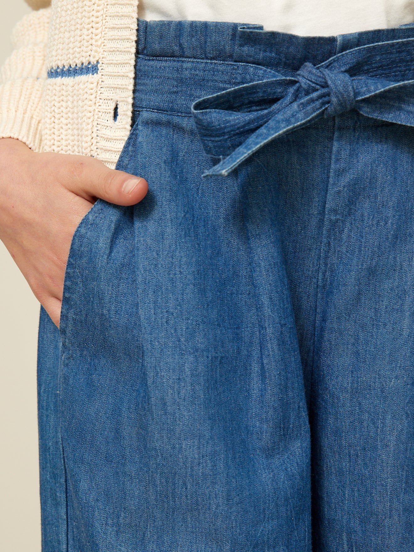 Mädchenhose, weit, aus leichtem Denim