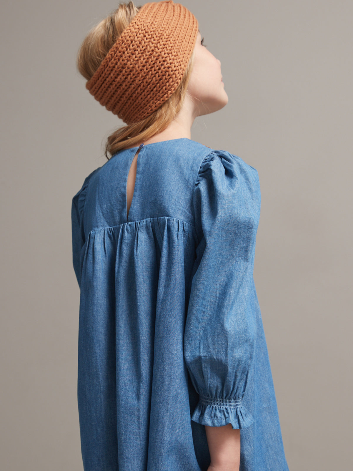 Mädchenkleid aus leichtem Denim