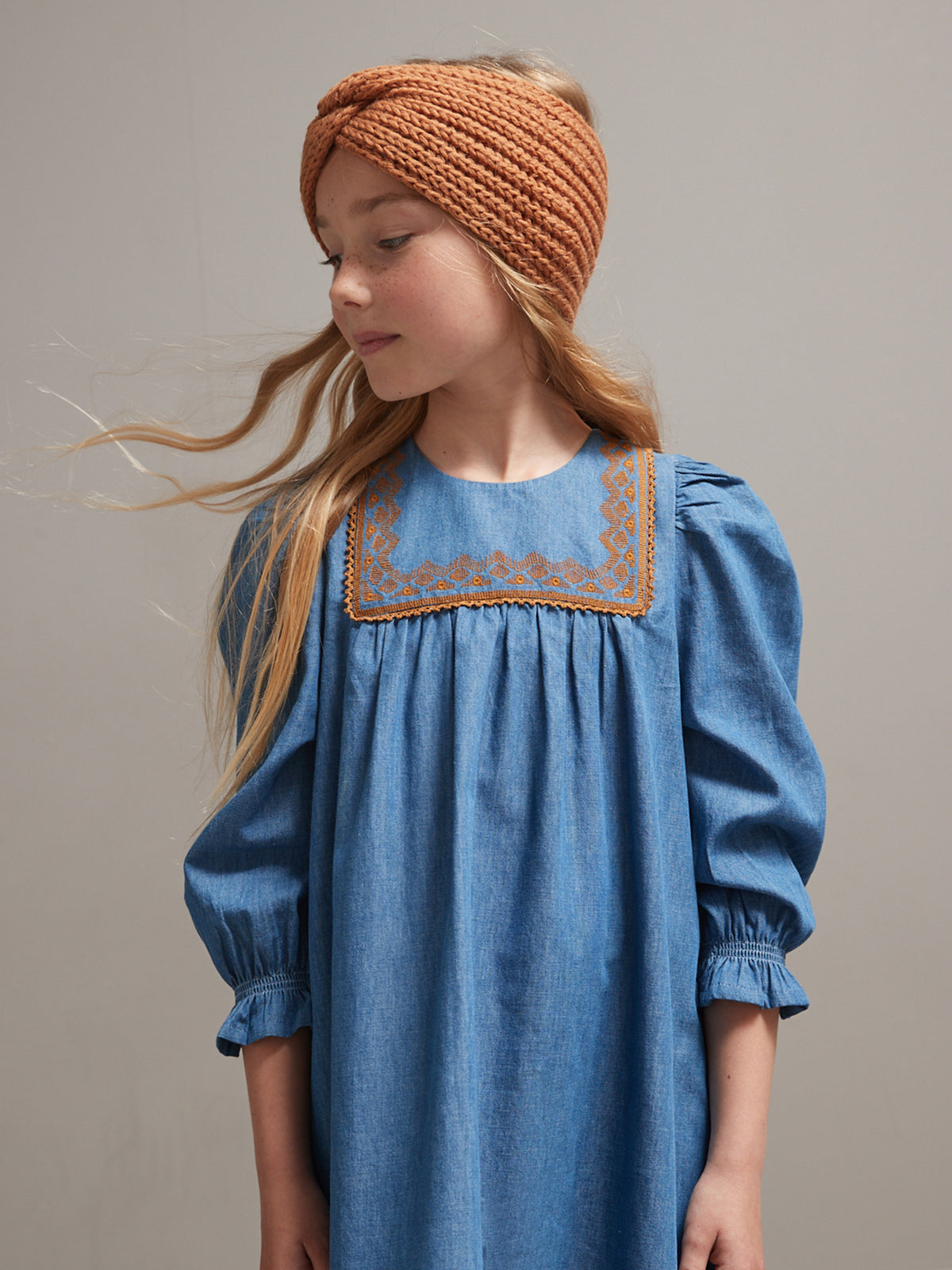 Mädchenkleid aus leichtem Denim