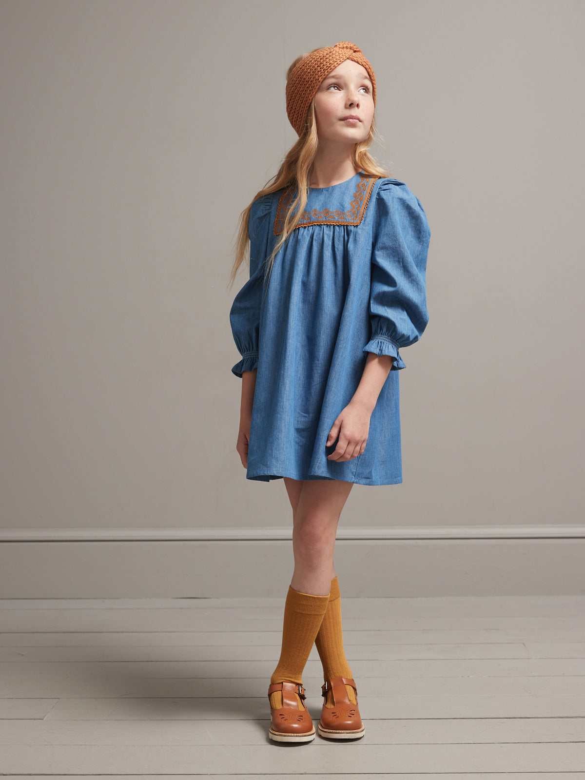 Mädchenkleid aus leichtem Denim