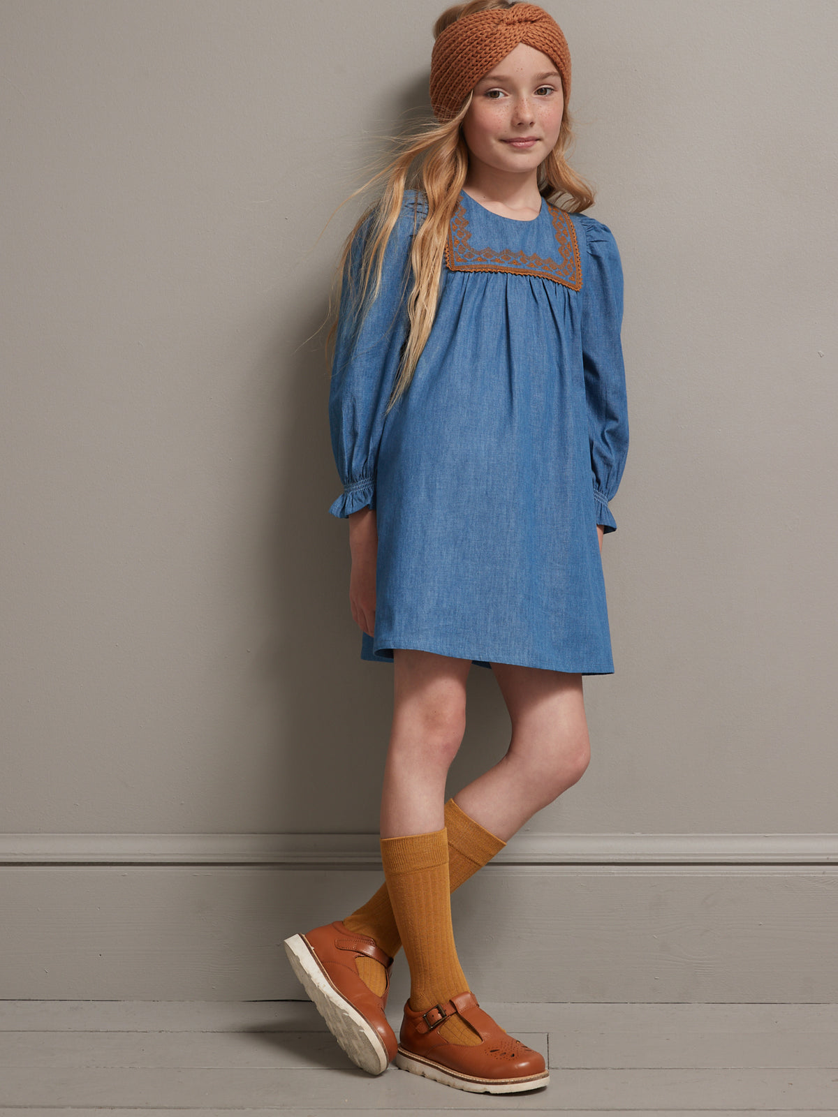 Mädchenkleid aus leichtem Denim
