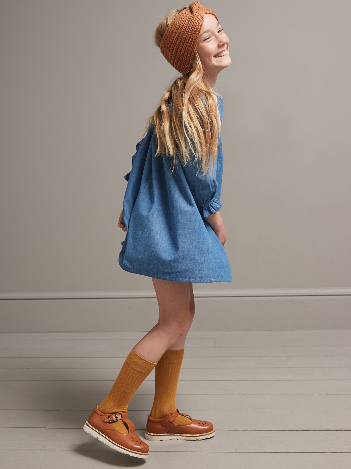 Mädchenkleid aus leichtem Denim