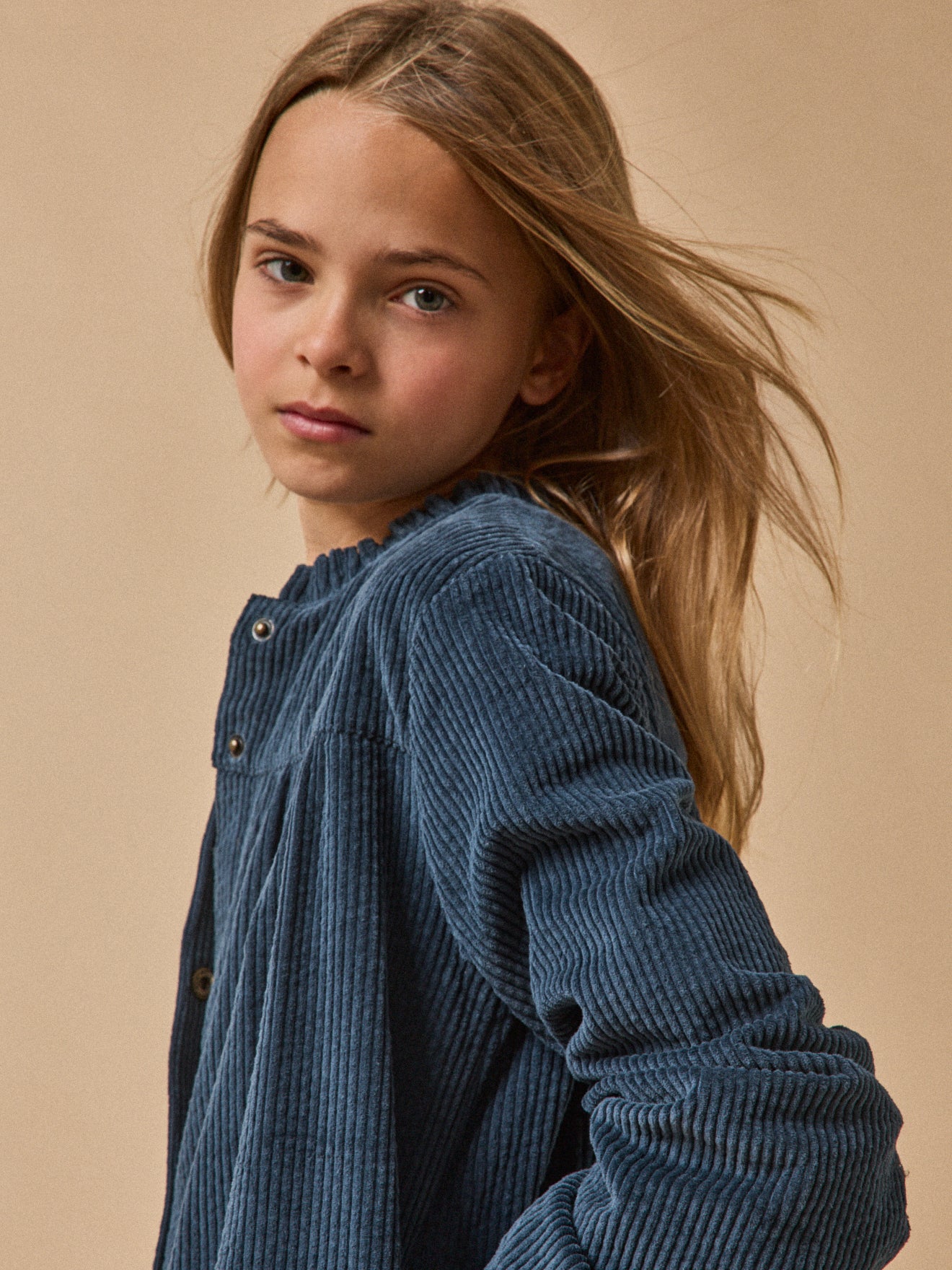 Mädchen-Hemdkleid aus Velours mit Waffelmuster