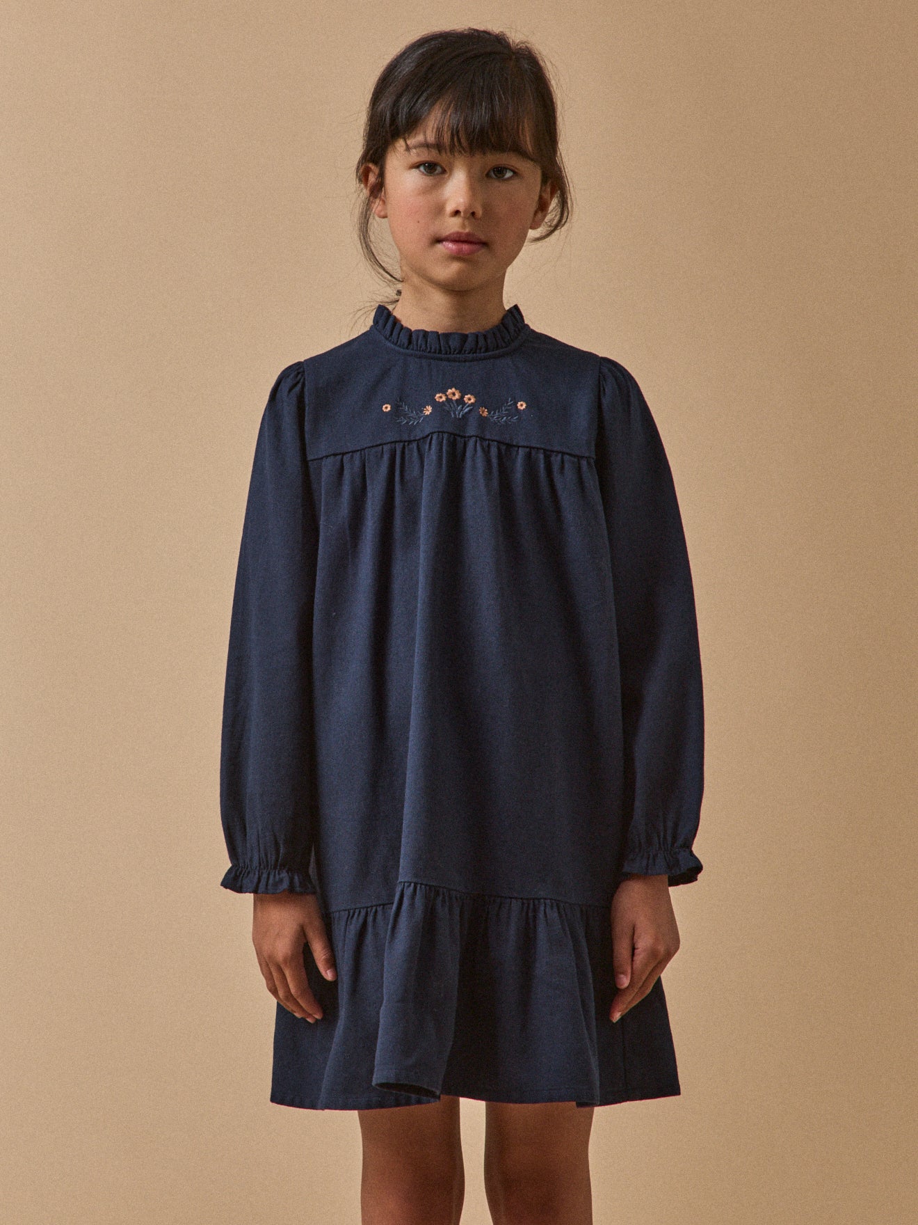 Mädchenkleid mit Stickerei