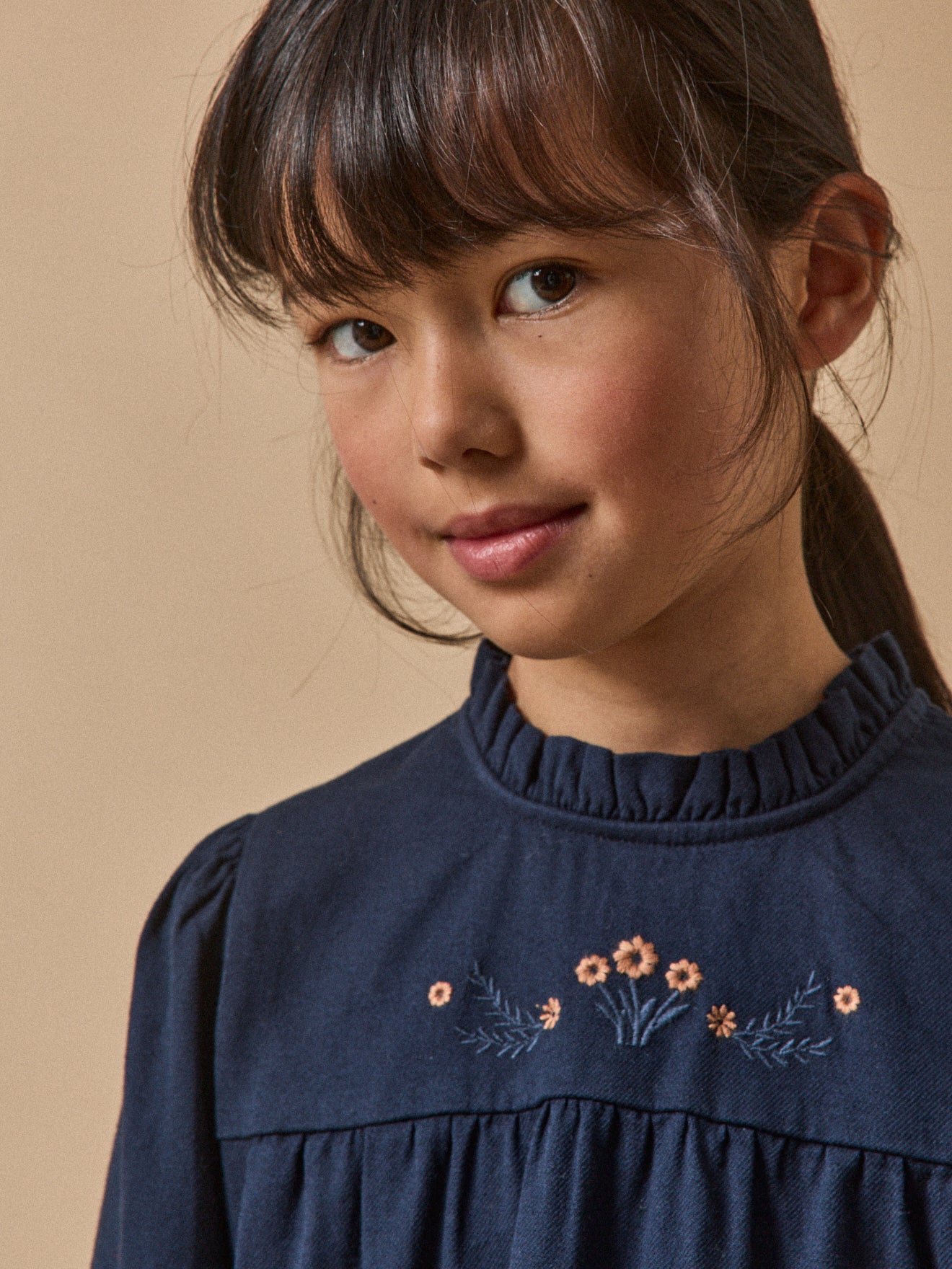 Mädchenkleid mit Stickerei