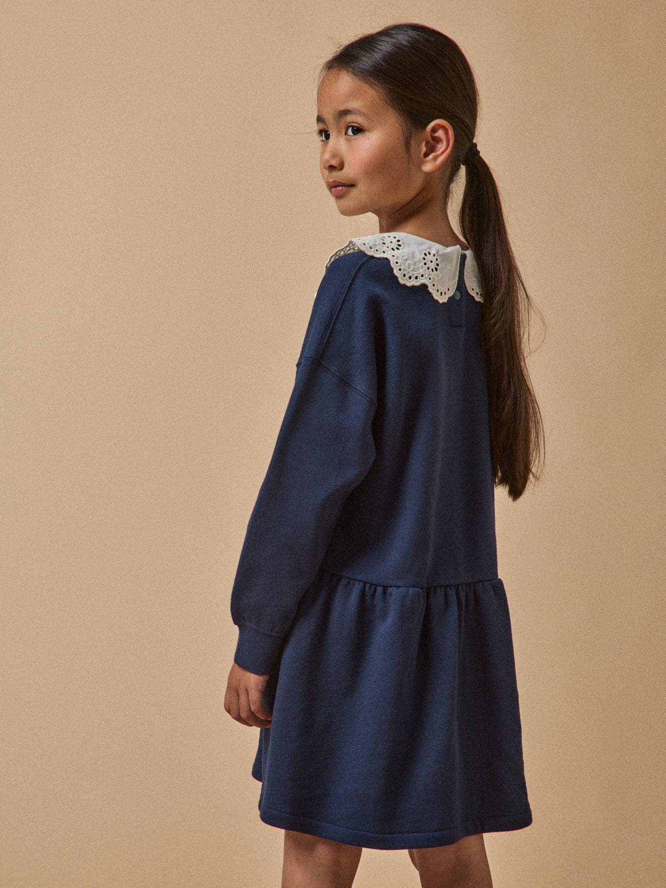 Kleid mit grossem besticktem Kragen, Bio-Baumwolle