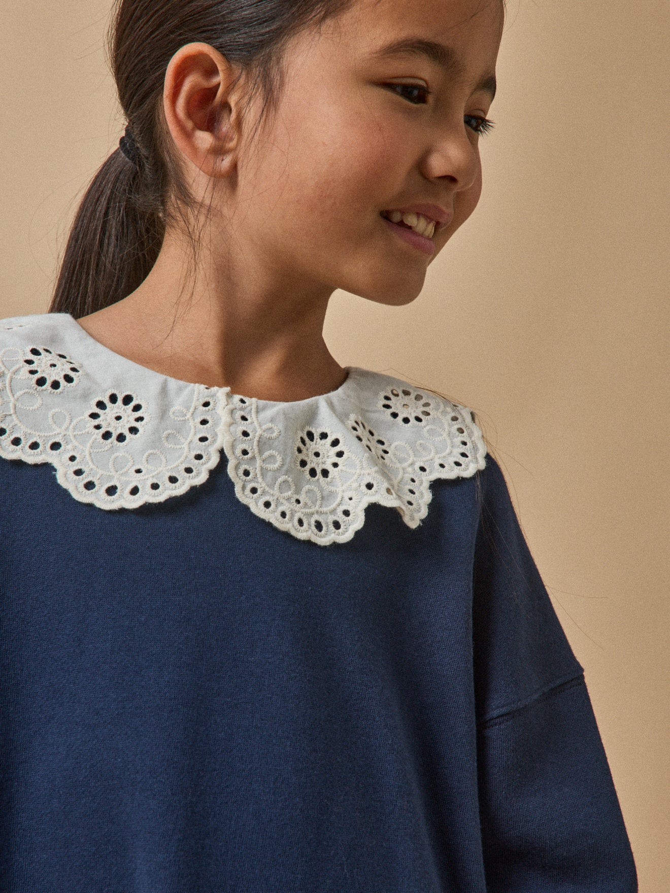 Kleid mit grossem besticktem Kragen, Bio-Baumwolle