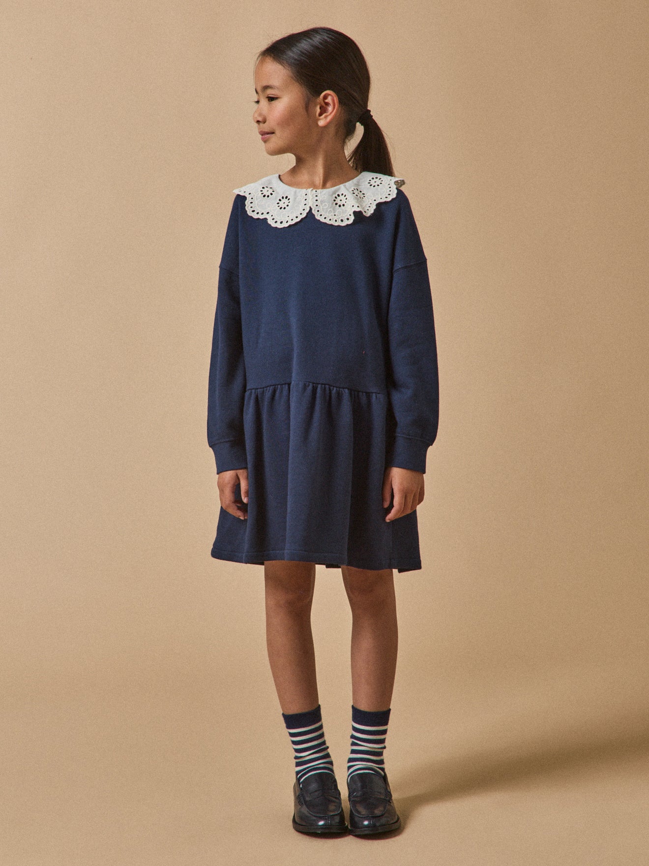 Kleid mit grossem besticktem Kragen, Bio-Baumwolle