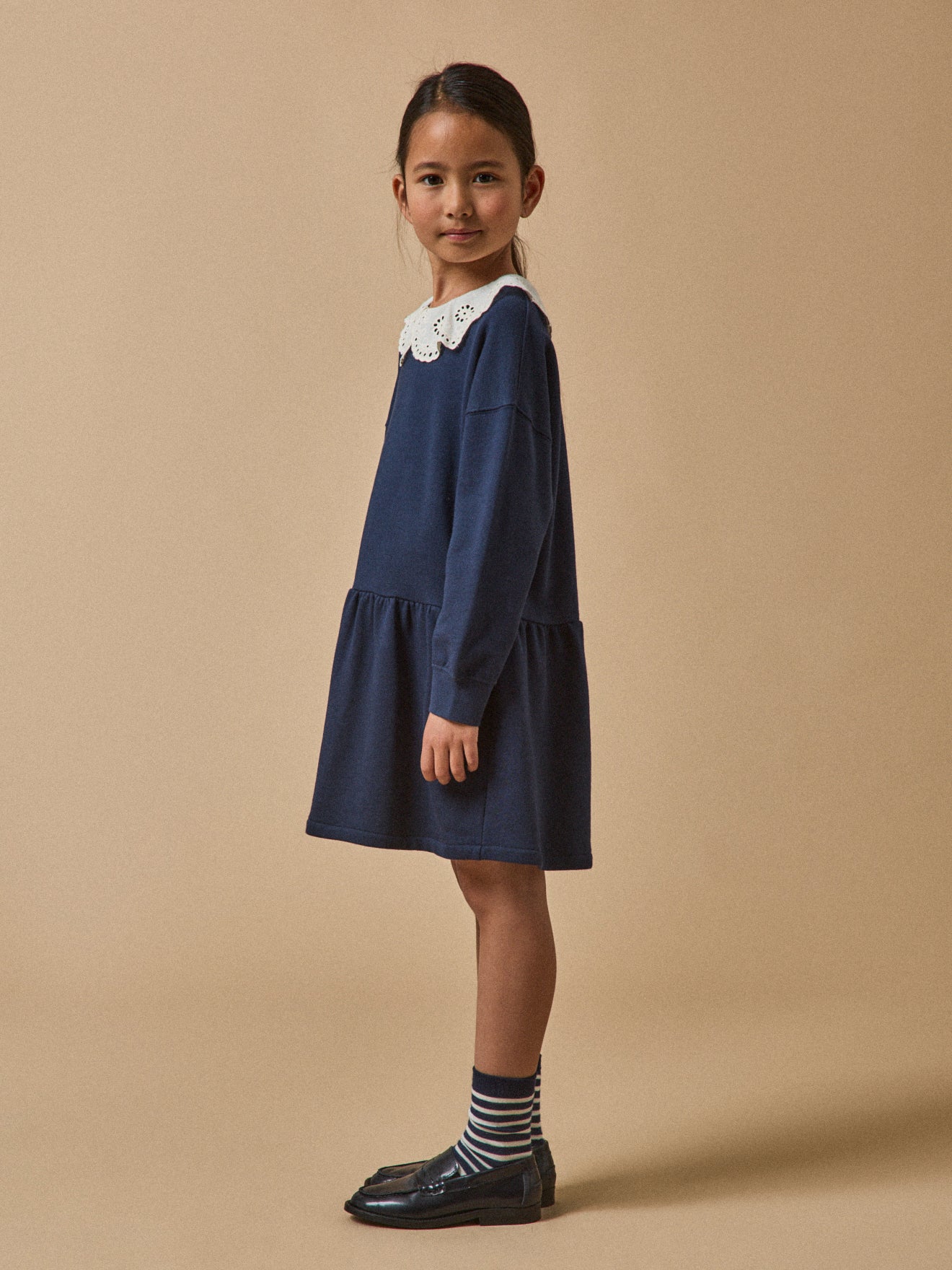 Kleid mit grossem besticktem Kragen, Bio-Baumwolle