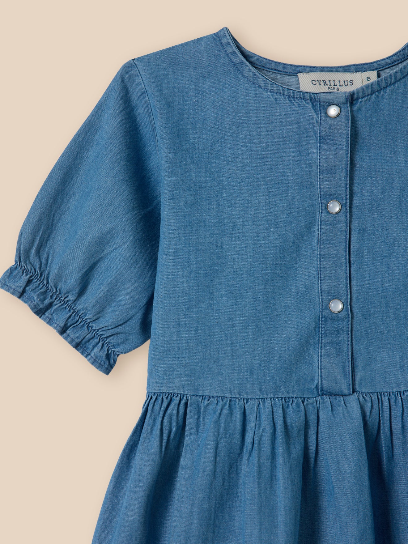 Mädchenkleid aus leichtem Denim