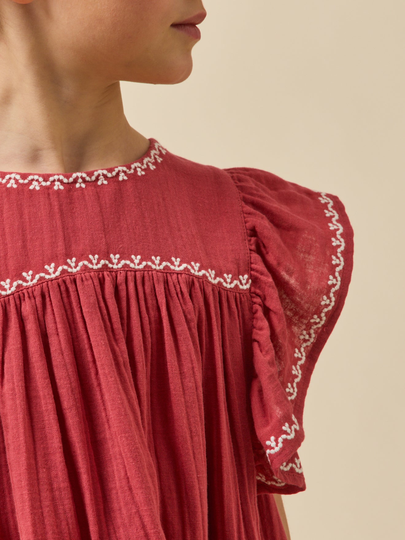 Mädchenkleid aus Bio-Baumwollgaze mit Stickerei