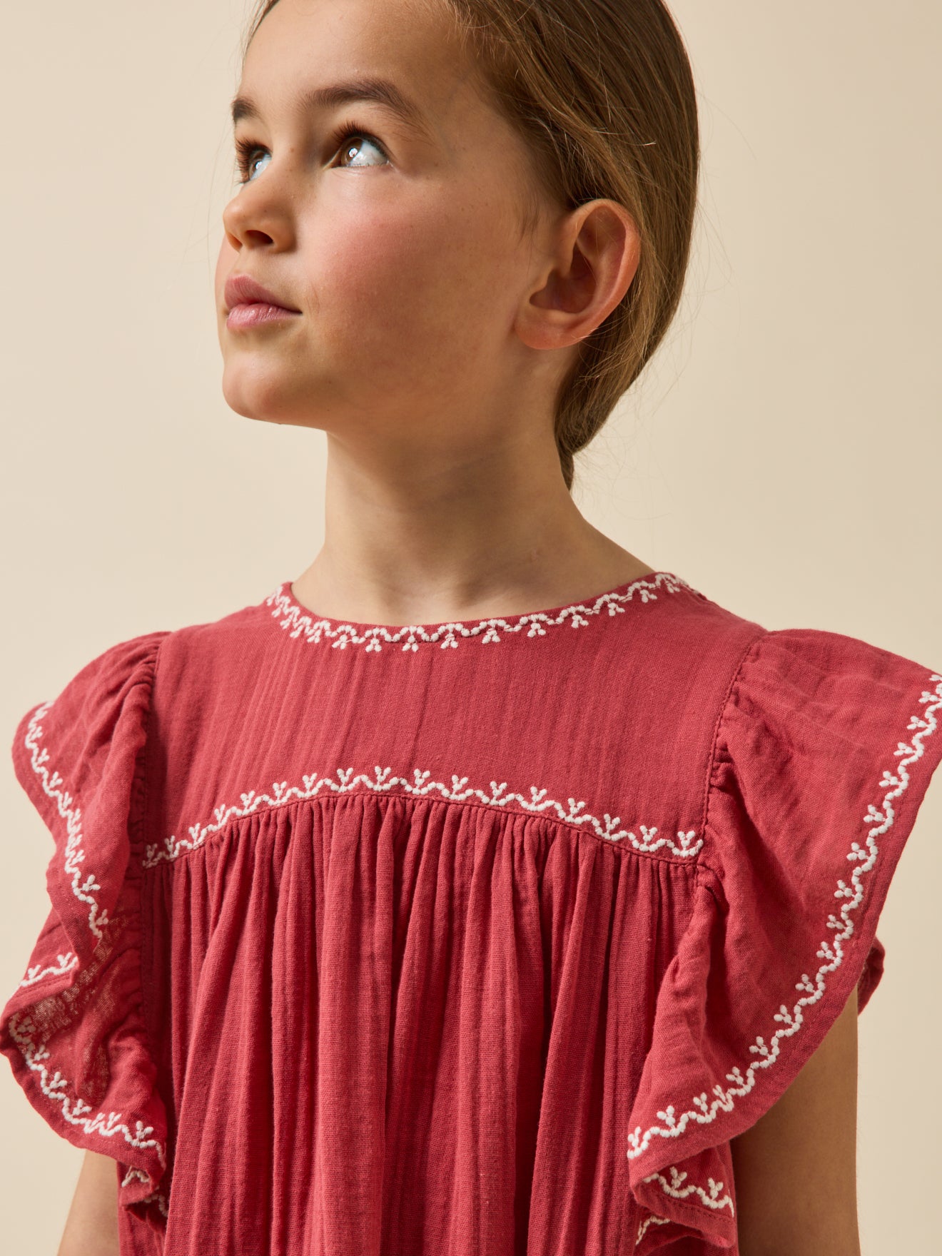 Mädchenkleid aus Bio-Baumwollgaze mit Stickerei