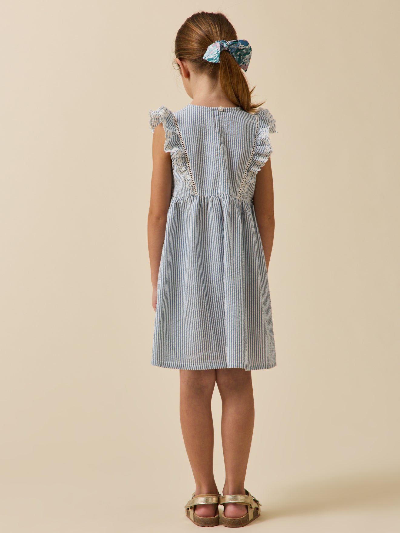 Mädchenkleid aus Seersucker mit Streifenmuster