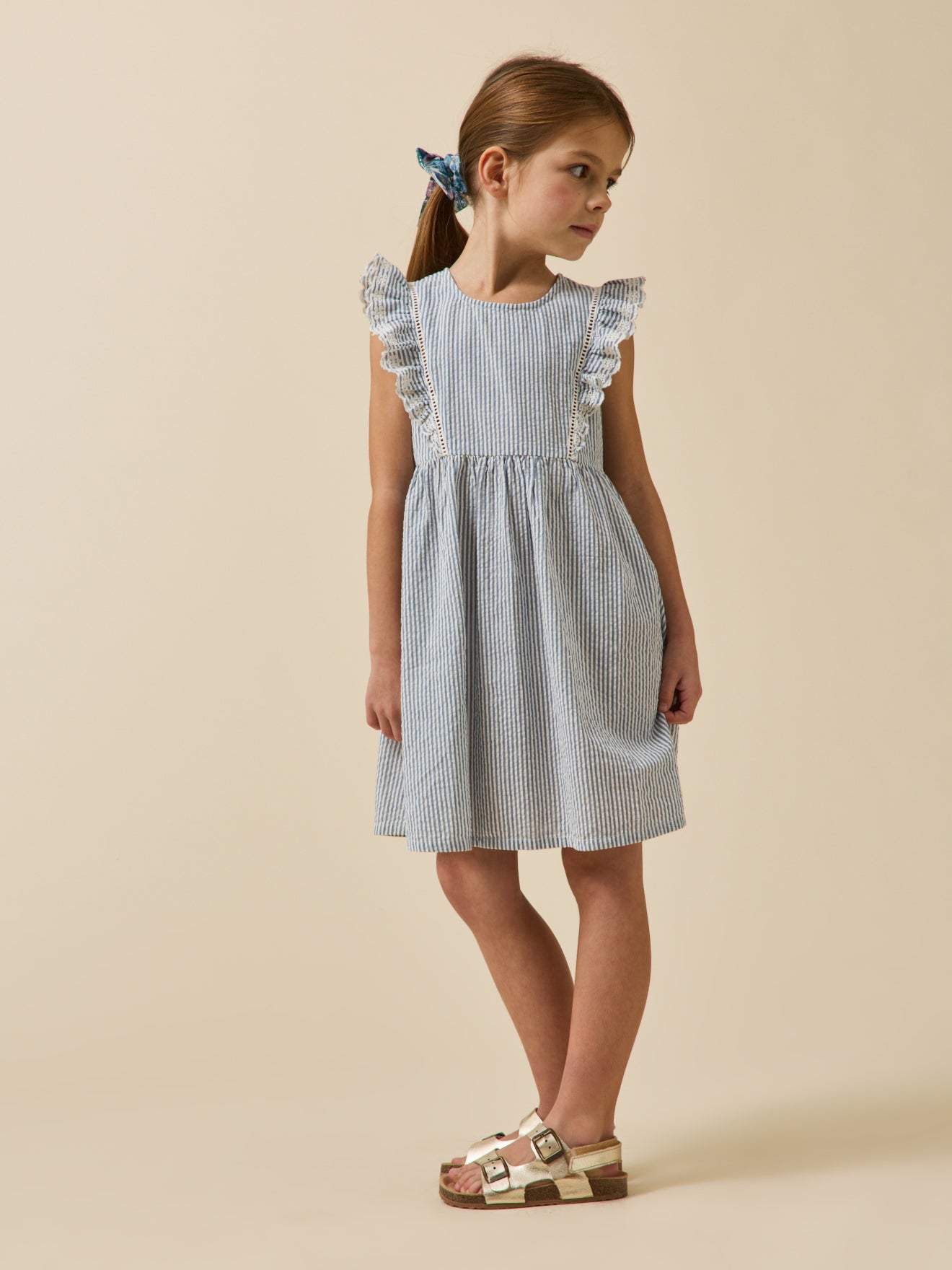 Mädchenkleid aus Seersucker mit Streifenmuster