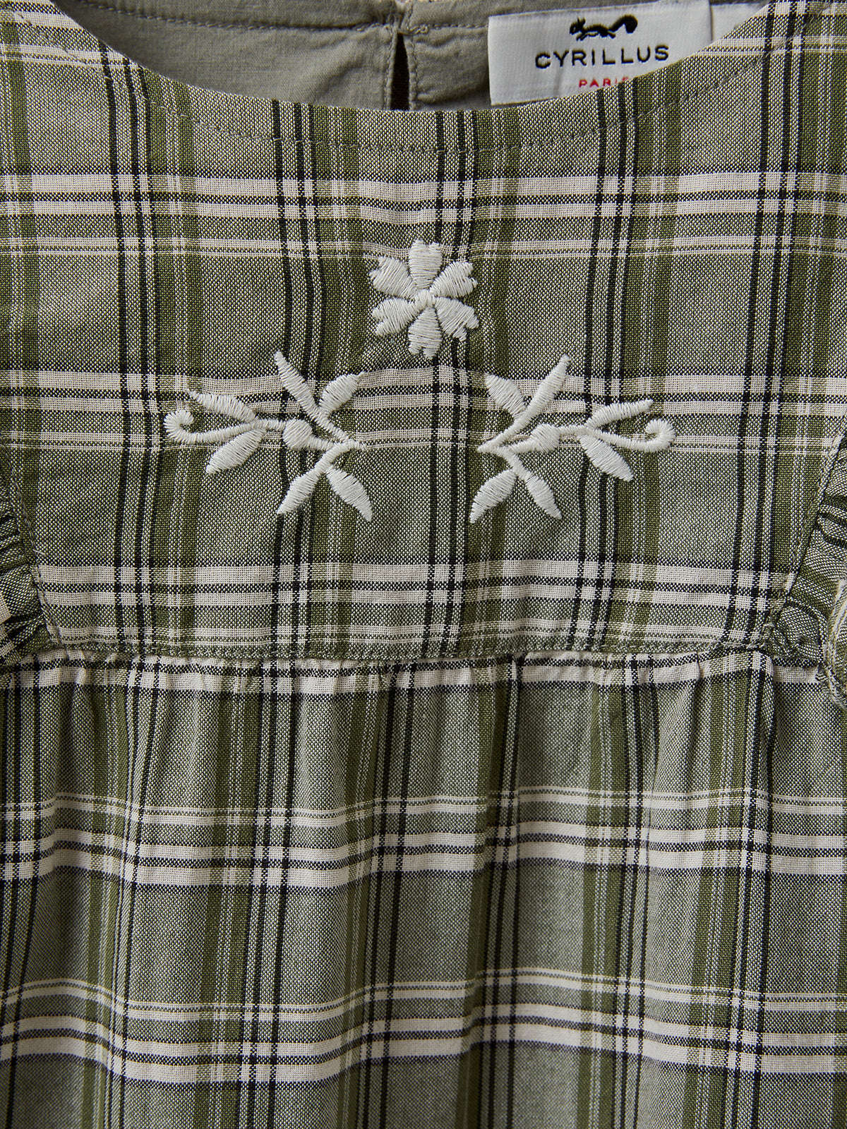 Mädchenbluse mit Stickerei und Karomuster