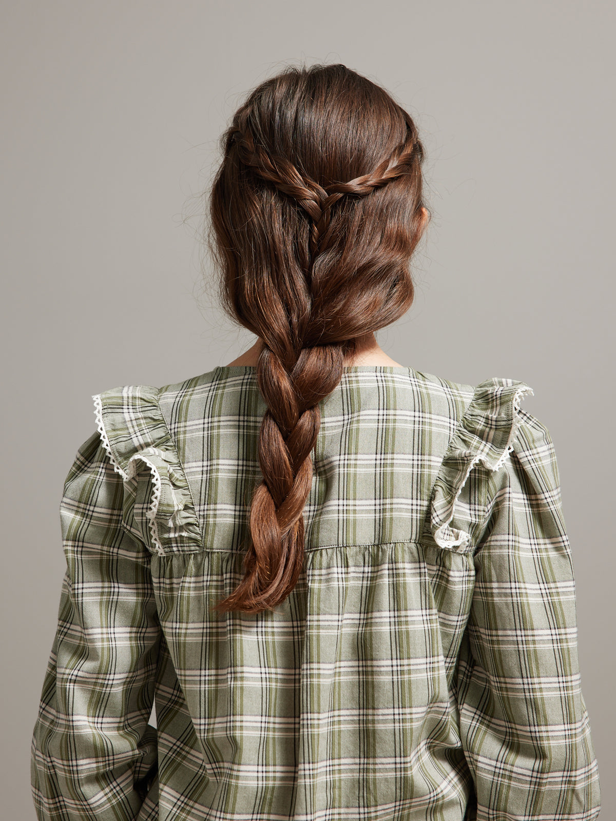 Mädchenbluse mit Stickerei und Karomuster