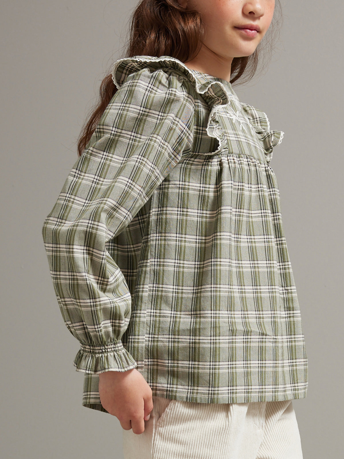 Mädchenbluse mit Stickerei und Karomuster