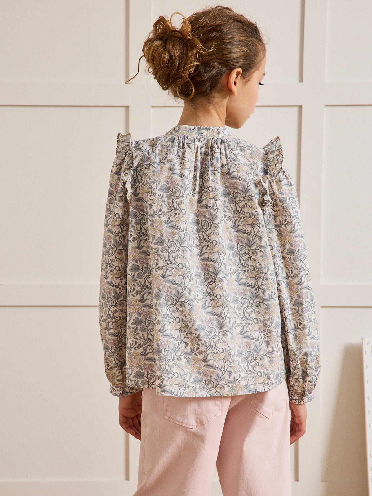 Mädchenbluse mit glänzenden Streifen