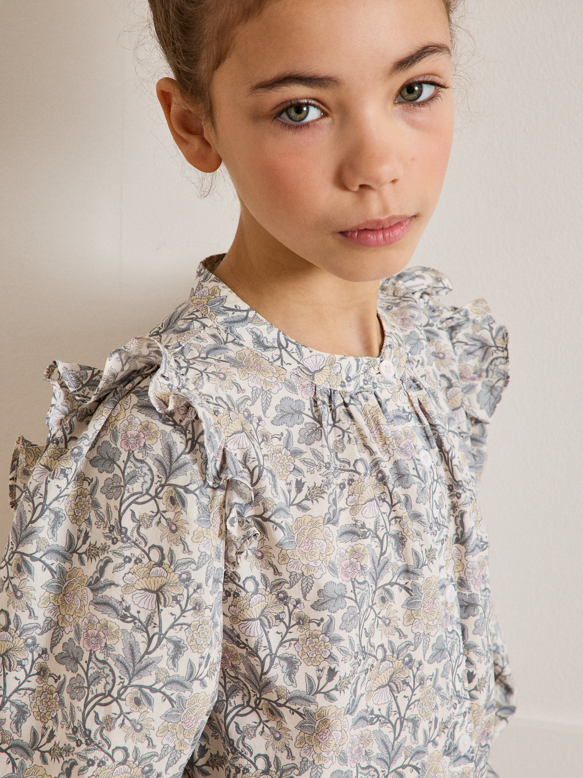 Mädchenbluse mit glänzenden Streifen
