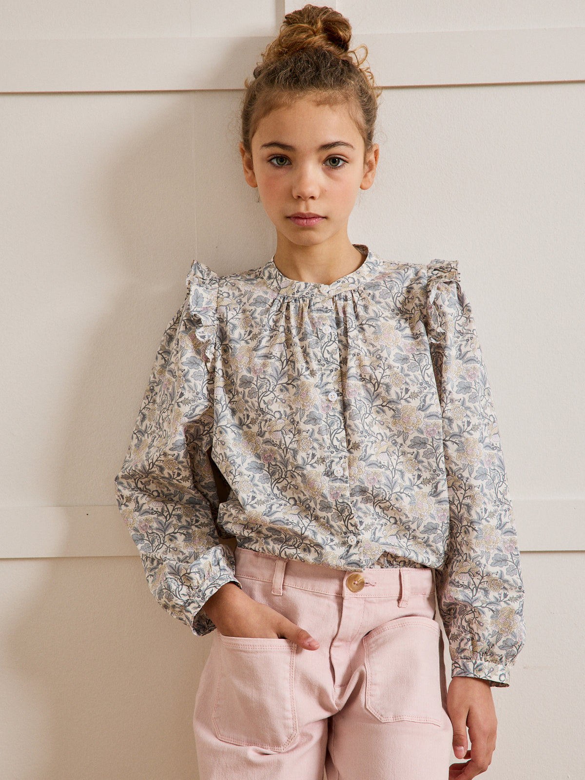 Mädchenbluse mit glänzenden Streifen