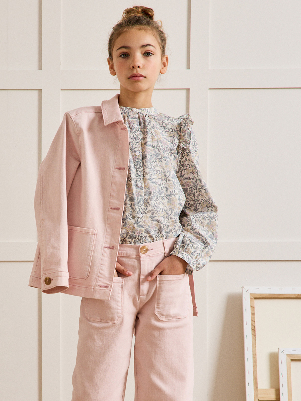 Mädchenbluse mit glänzenden Streifen