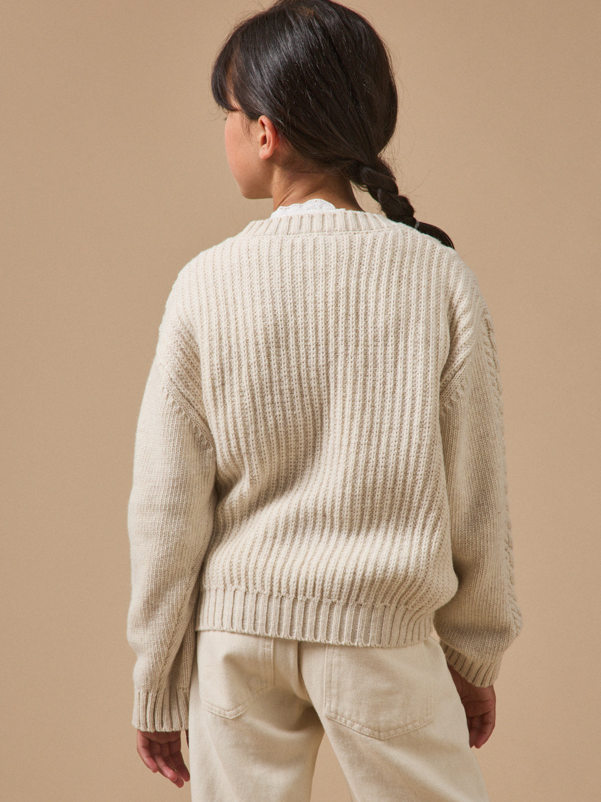 Mädchenpullover mit Zopfmuster und Wolle