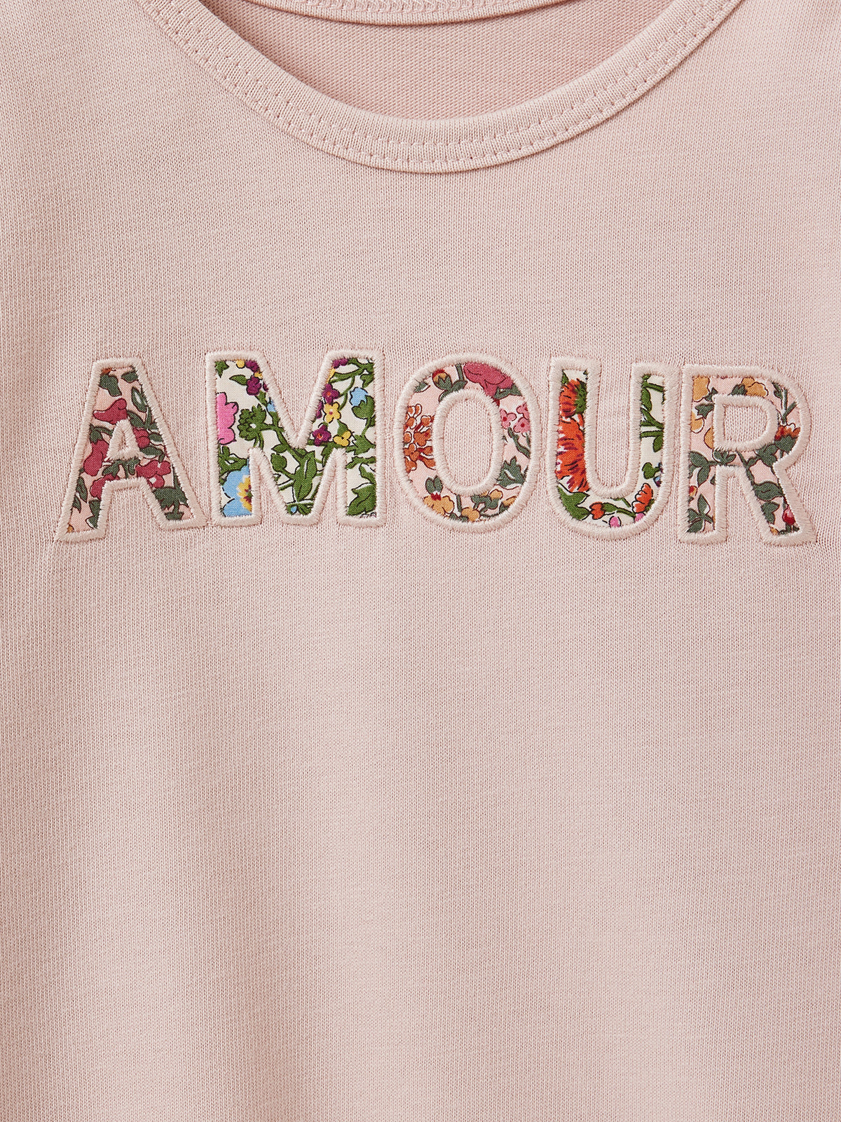 Mädchen-Shirt mit einem Schriftzug aus Liberty®-Stoff – Bio-Baumwolle