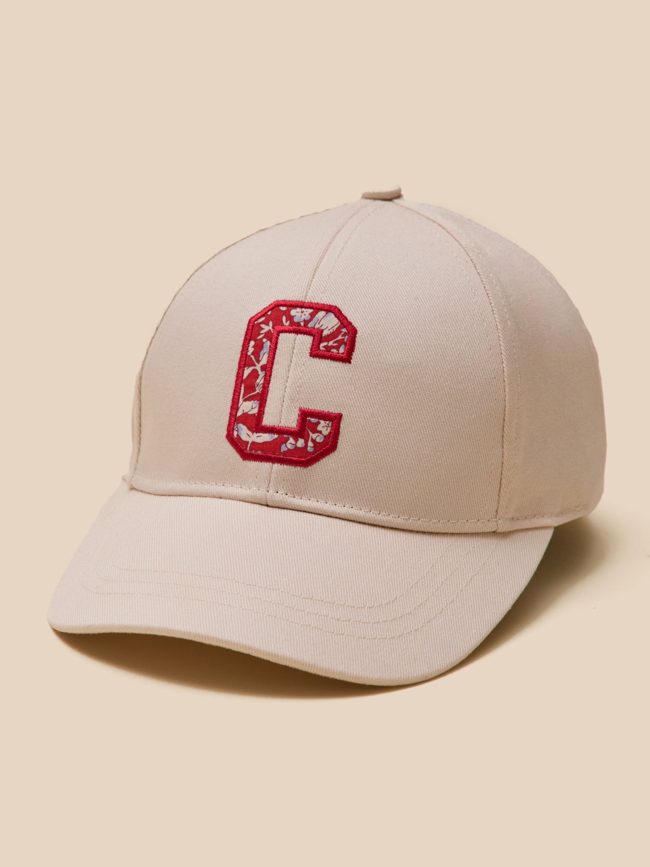 Mädchen-Cap mit gesticktem „C“ aus Liberty®-Stoff