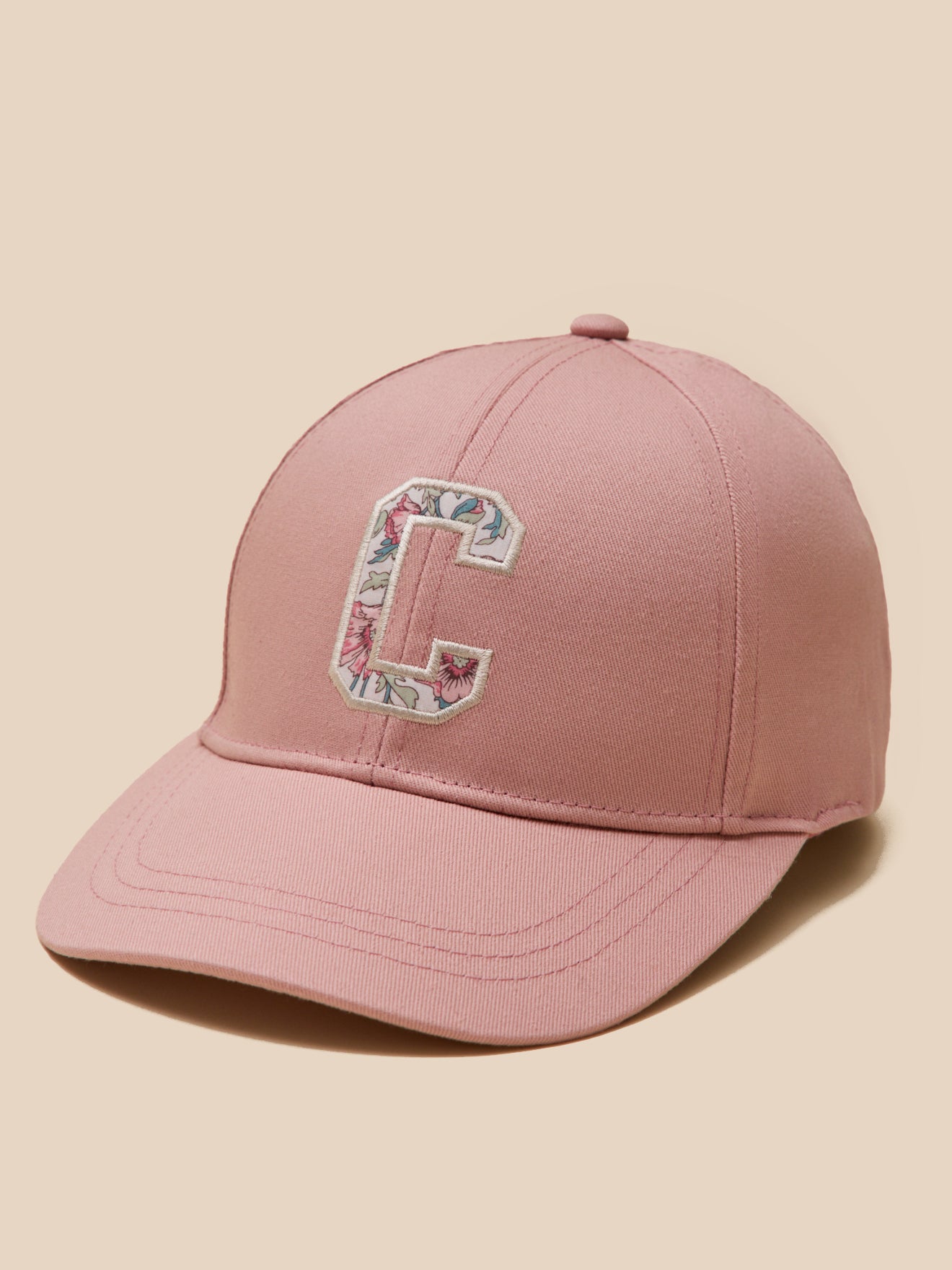 Mädchen-Cap mit gesticktem „C“ aus Liberty®-Stoff