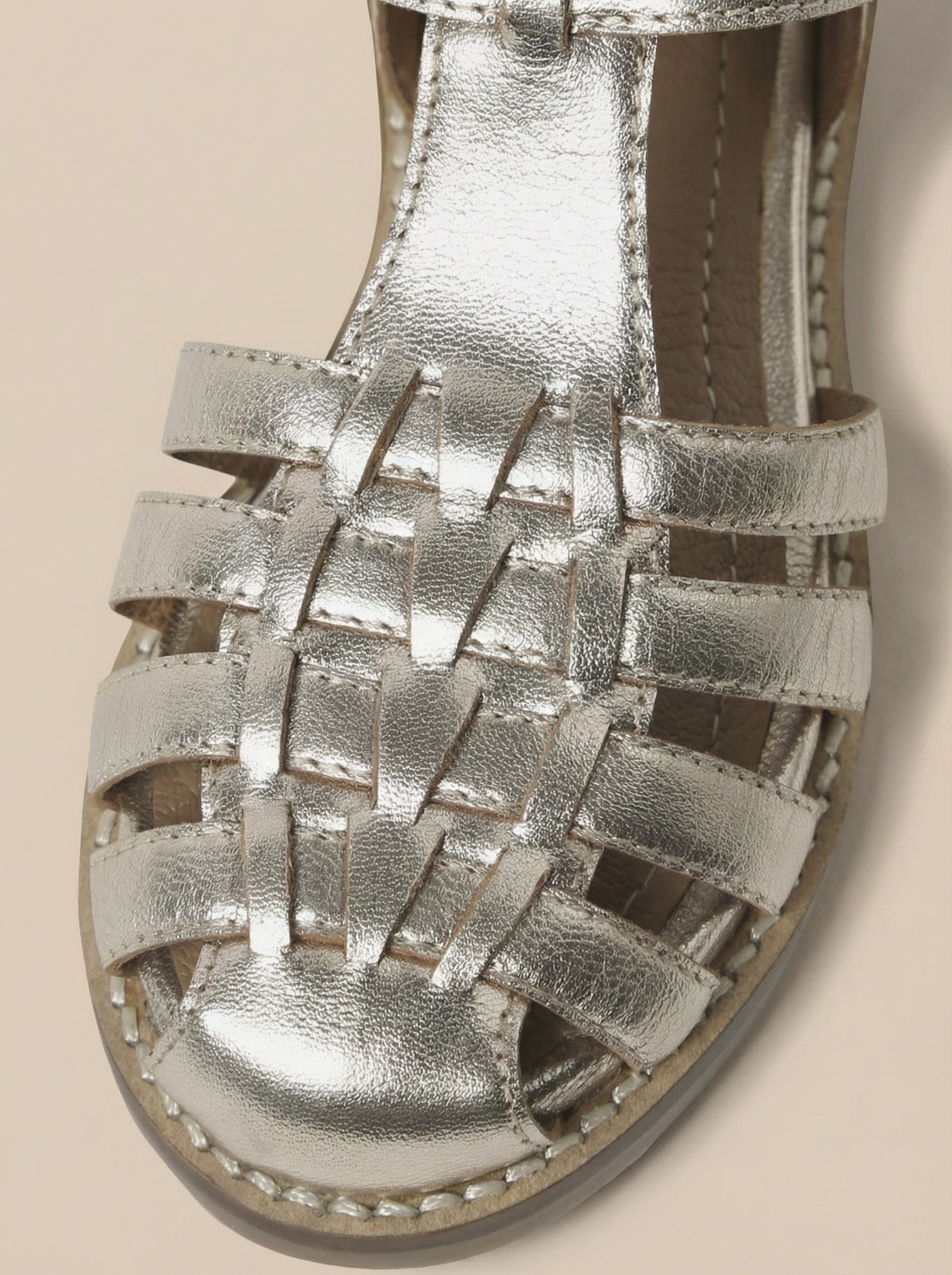 Schimmernde Mädchensandalen