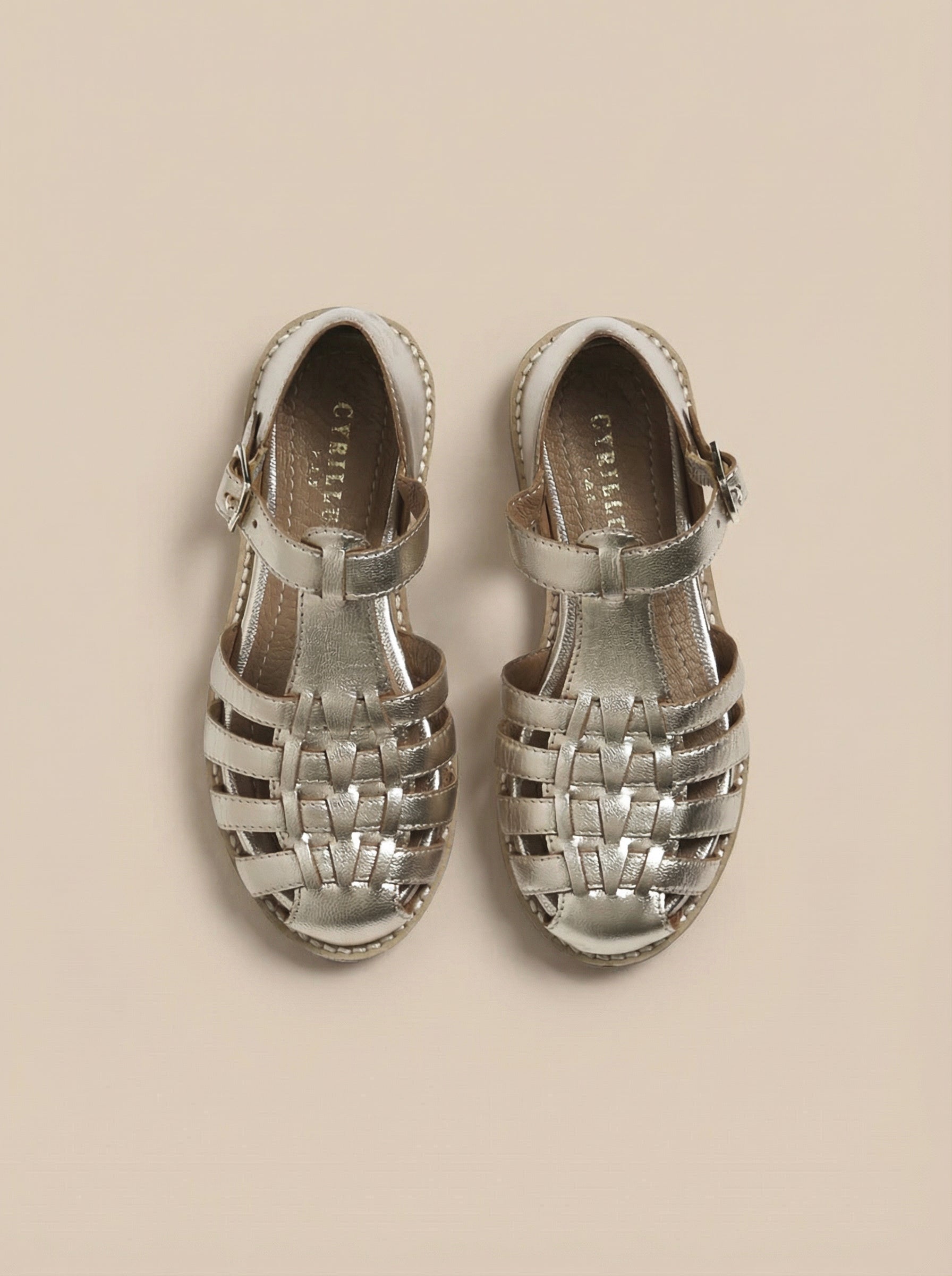 Schimmernde Mädchensandalen