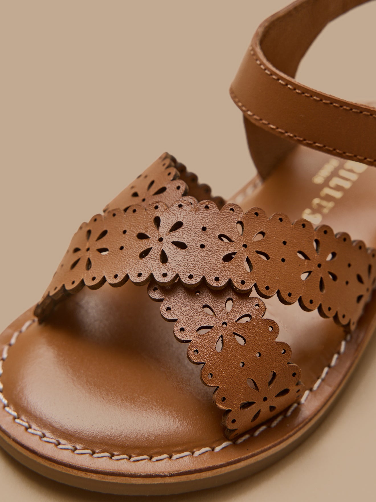 Mädchen-Sandalen aus Leder mit Lochmuster