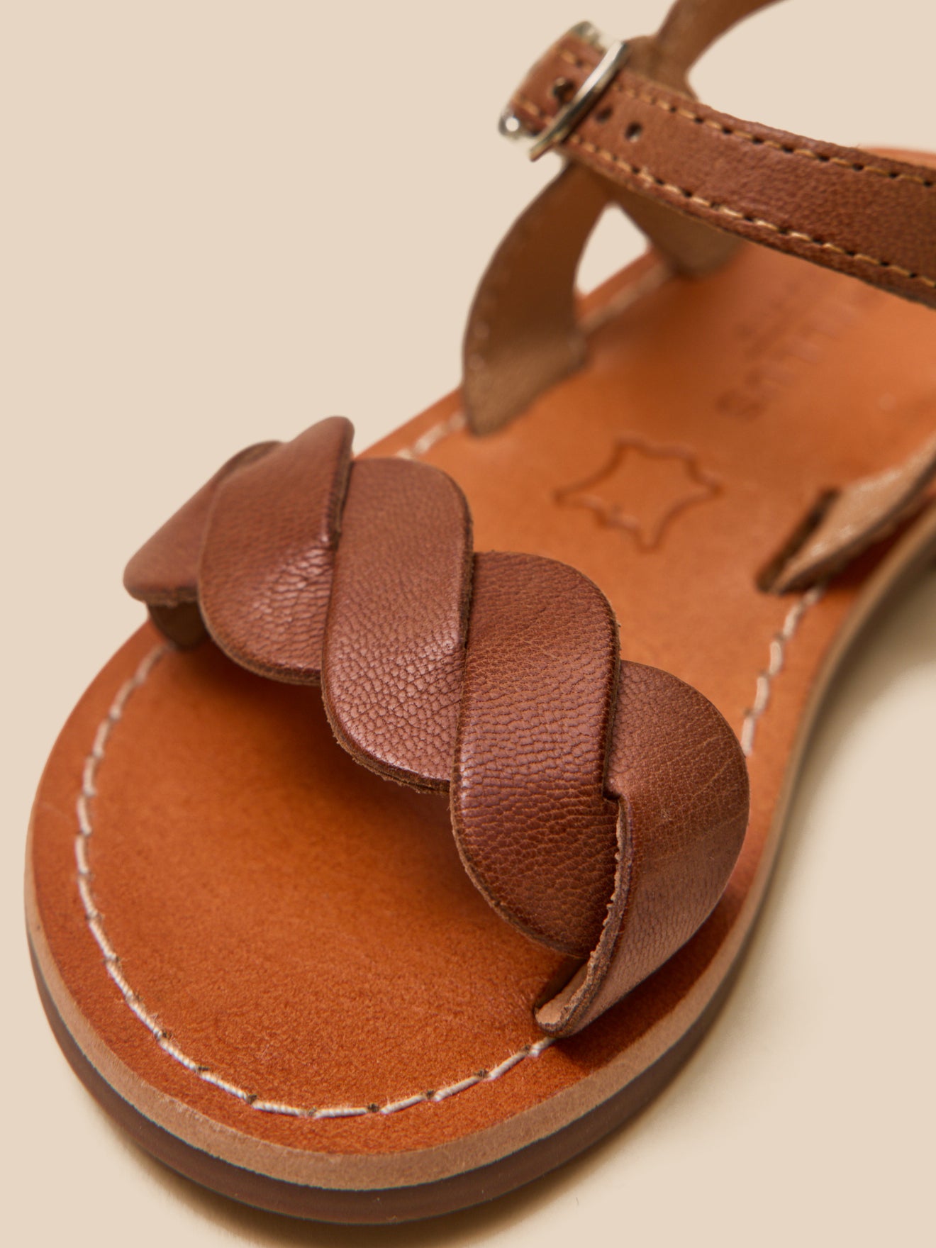 Mädchen-Sandalen aus Leder, geflochten