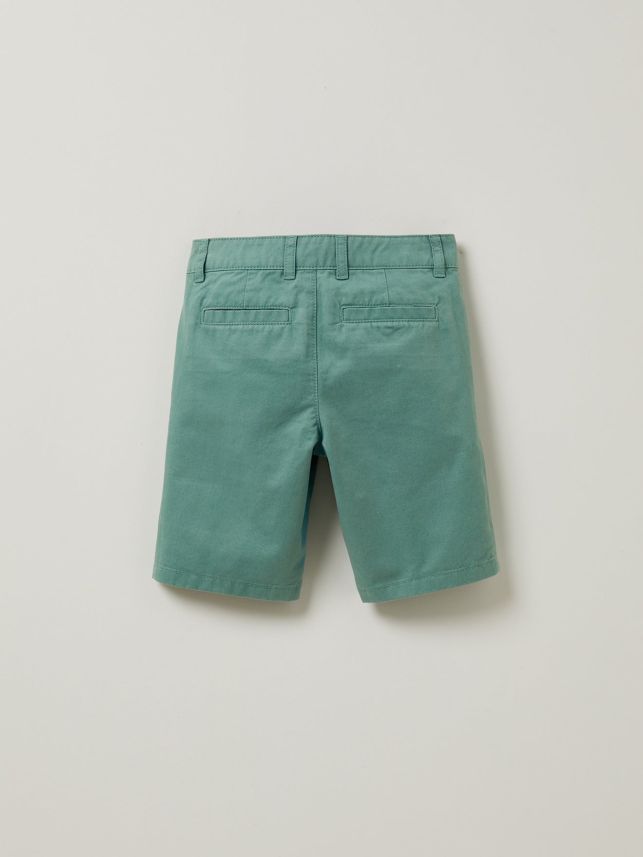 Jungen-Bermudas in Chino-Optik