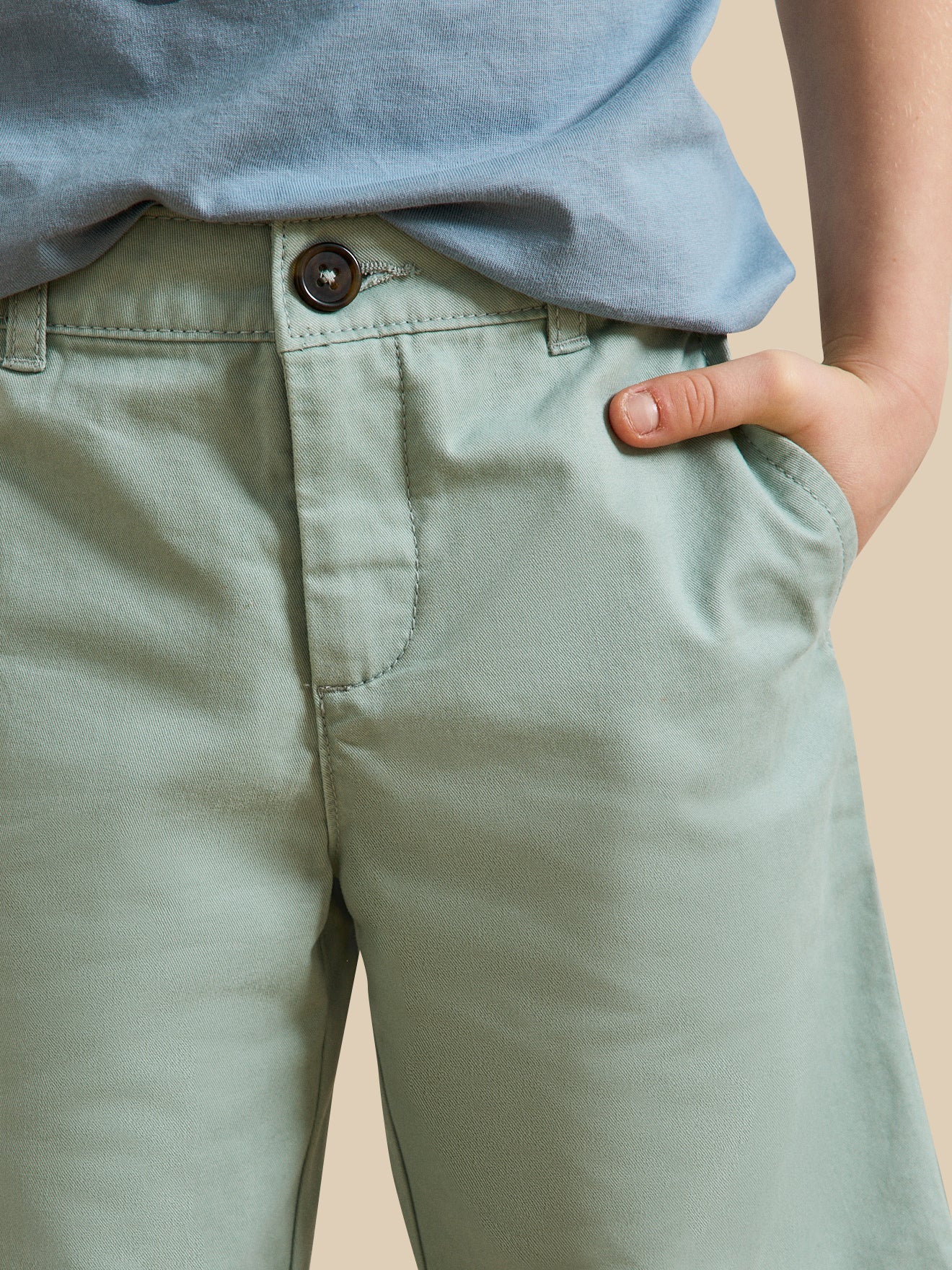 Jungen-Bermudas in Chino-Optik