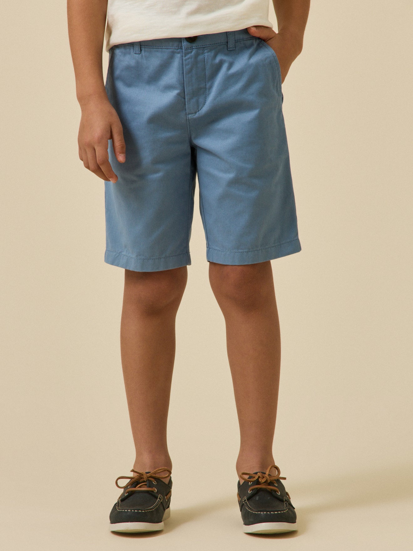 Jungen-Bermudas in Chino-Optik