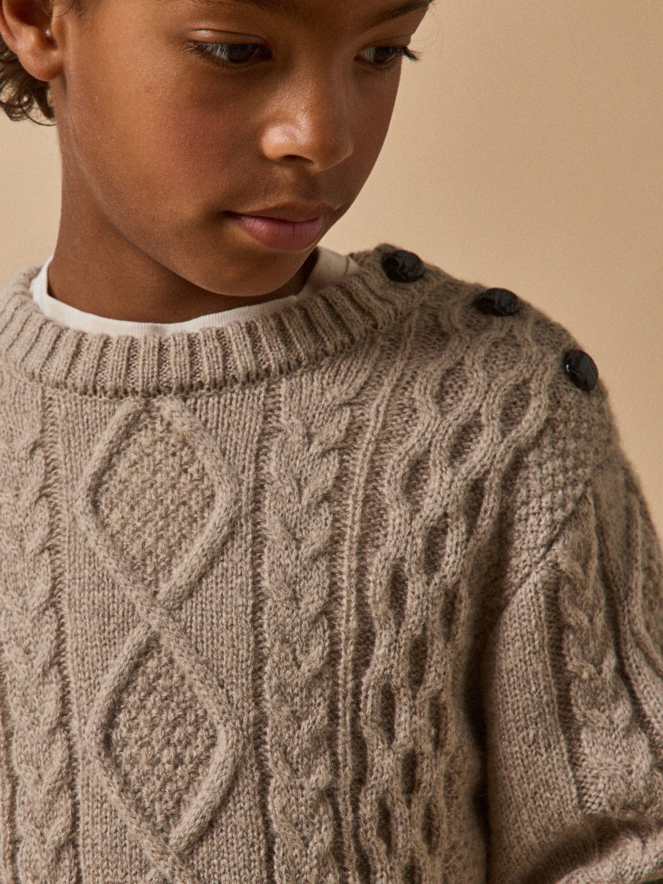 Jungenpullover mit Zopfmuster