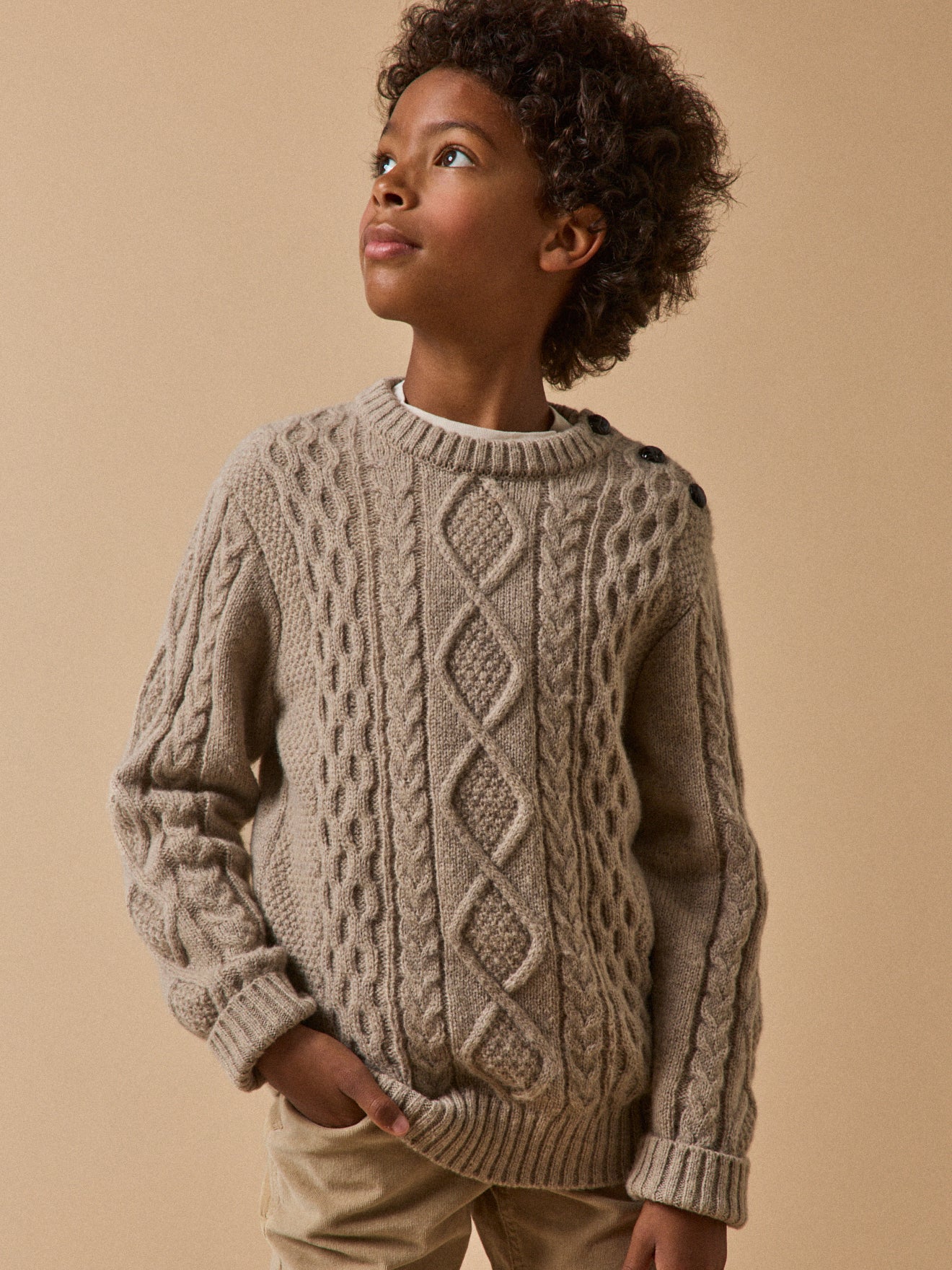 Jungenpullover mit Zopfmuster