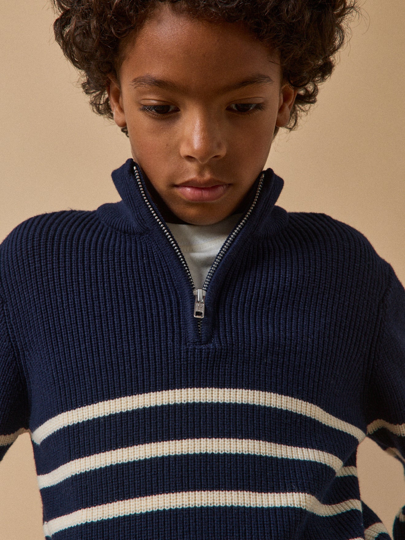 Jungenpullover mit Reissverschlusskragen