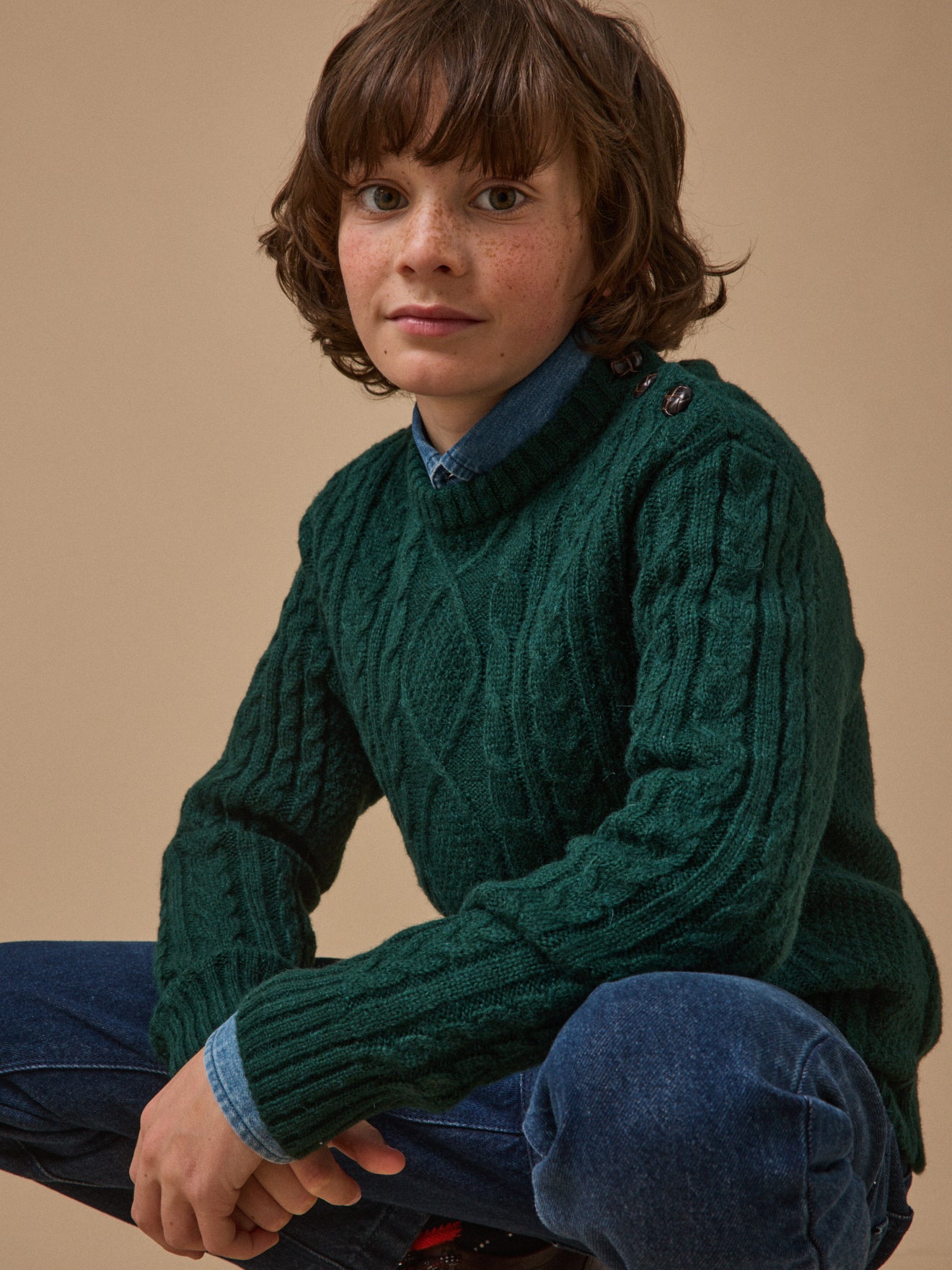Jungenpullover mit Zopfmuster