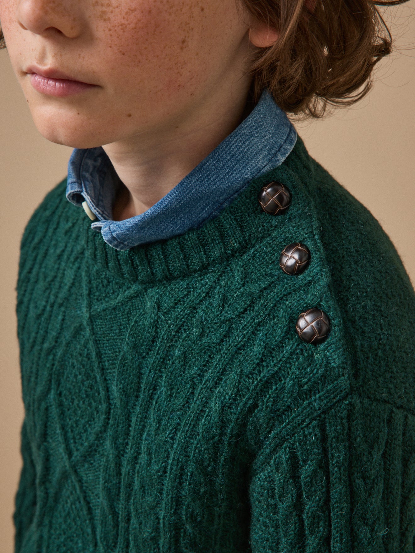 Jungenpullover mit Zopfmuster