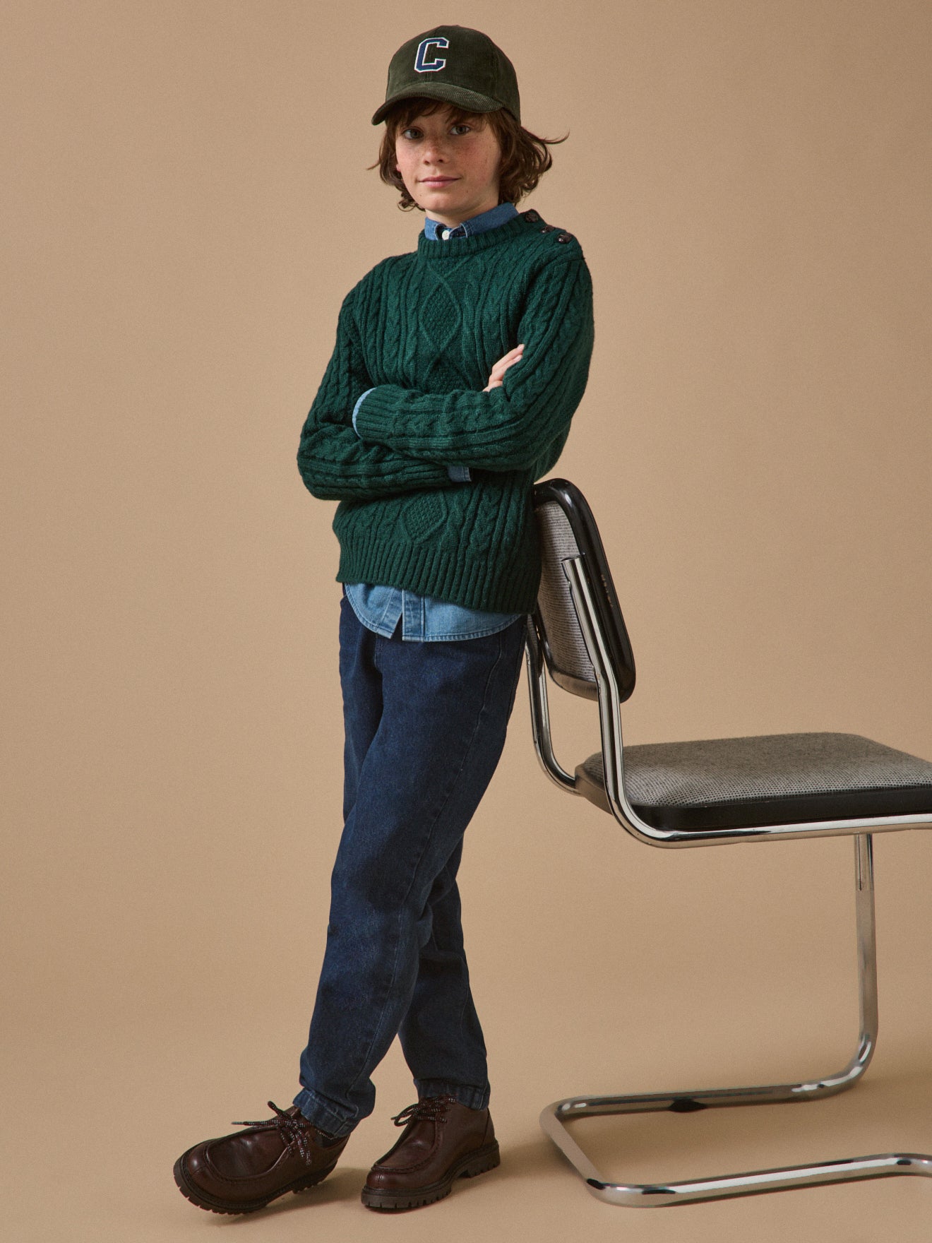 Jungenpullover mit Zopfmuster